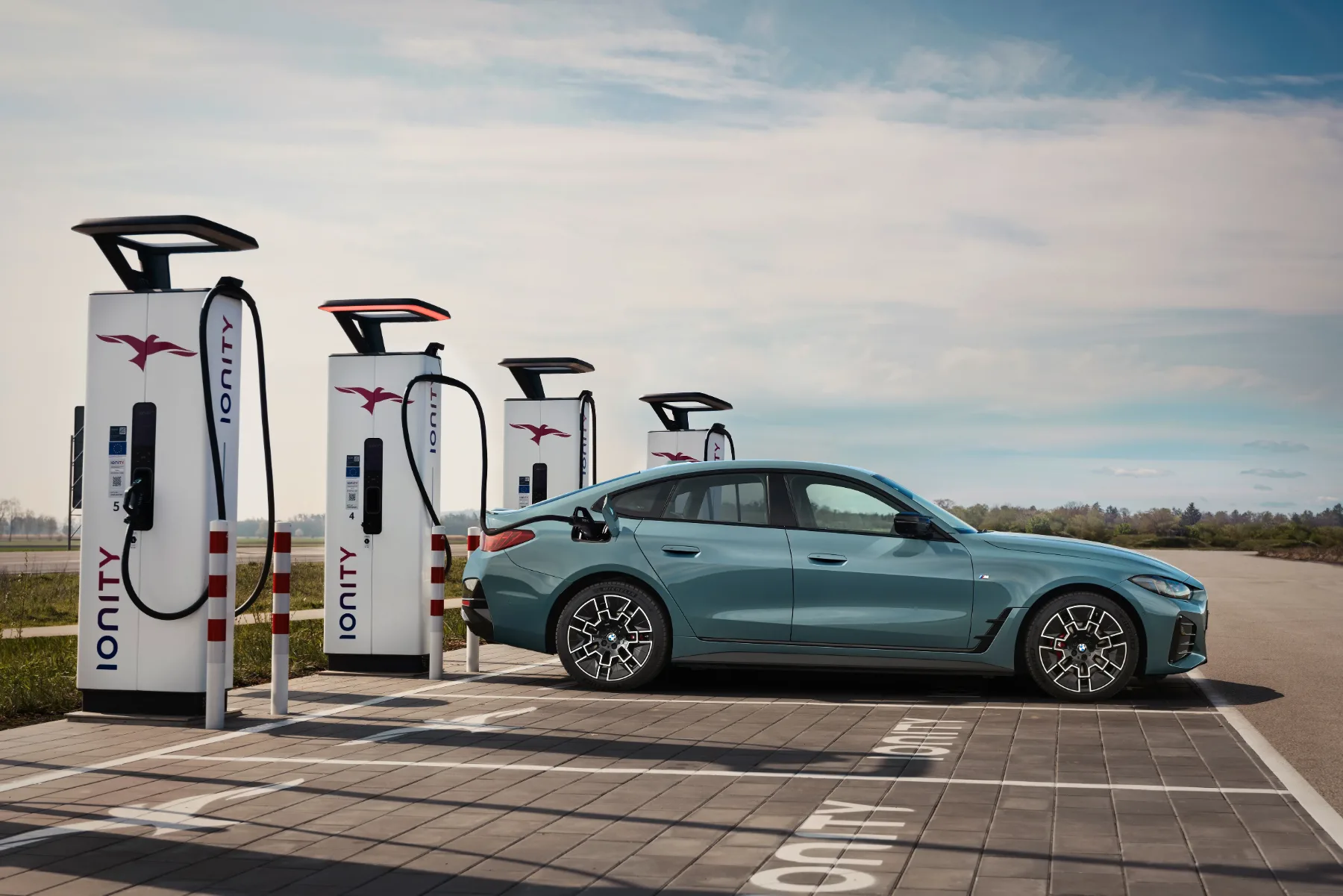 Zakaj BMW tako dobro prodaja električne avtomobile: Nemci v 2025 letijo na elektriko kot Tesla v orbito