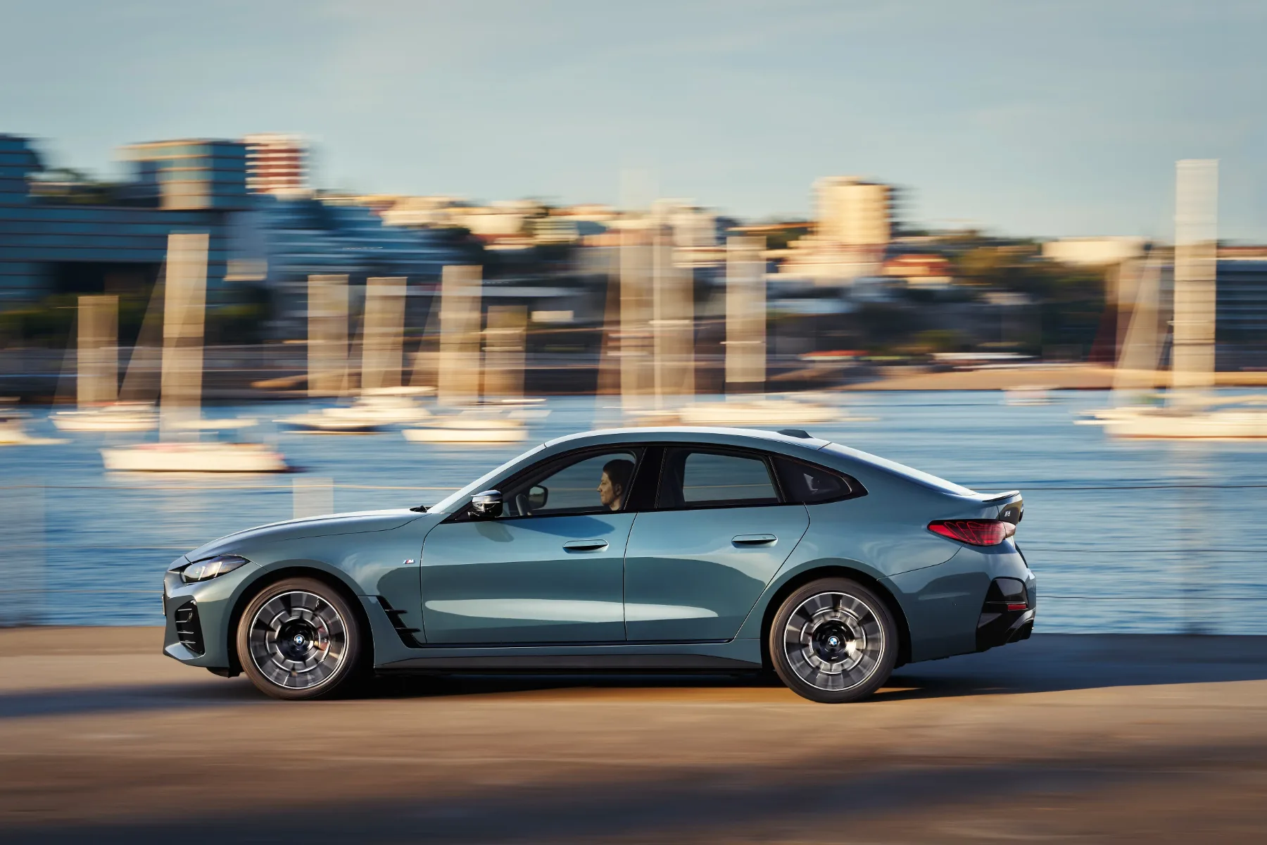Zakaj BMW tako dobro prodaja električne avtomobile: Nemci v 2025 letijo na elektriko kot Tesla v orbito