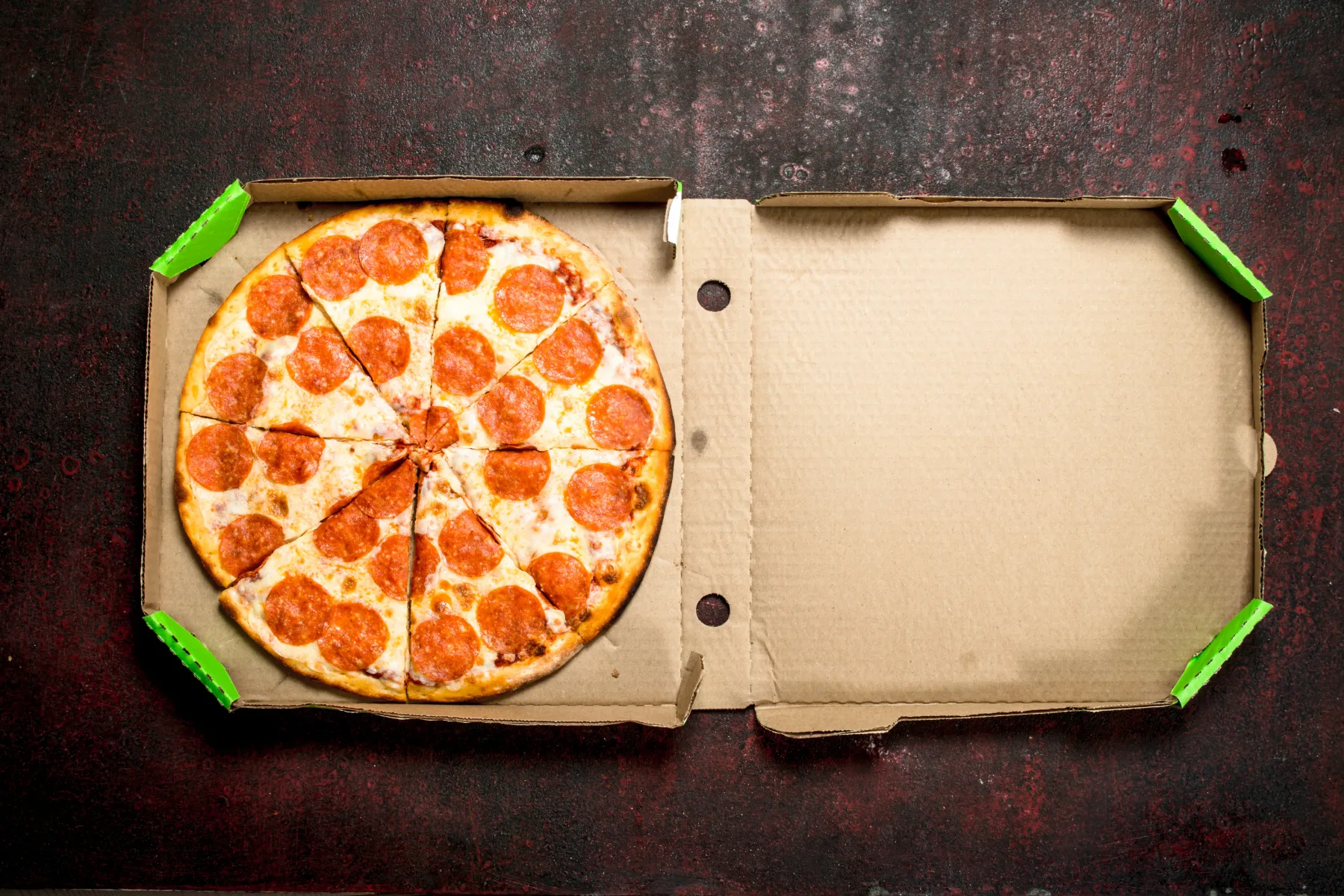 Zakaj ima škatla za pizzo luknje ob strani? Odgovor, ki vas bo presenetil