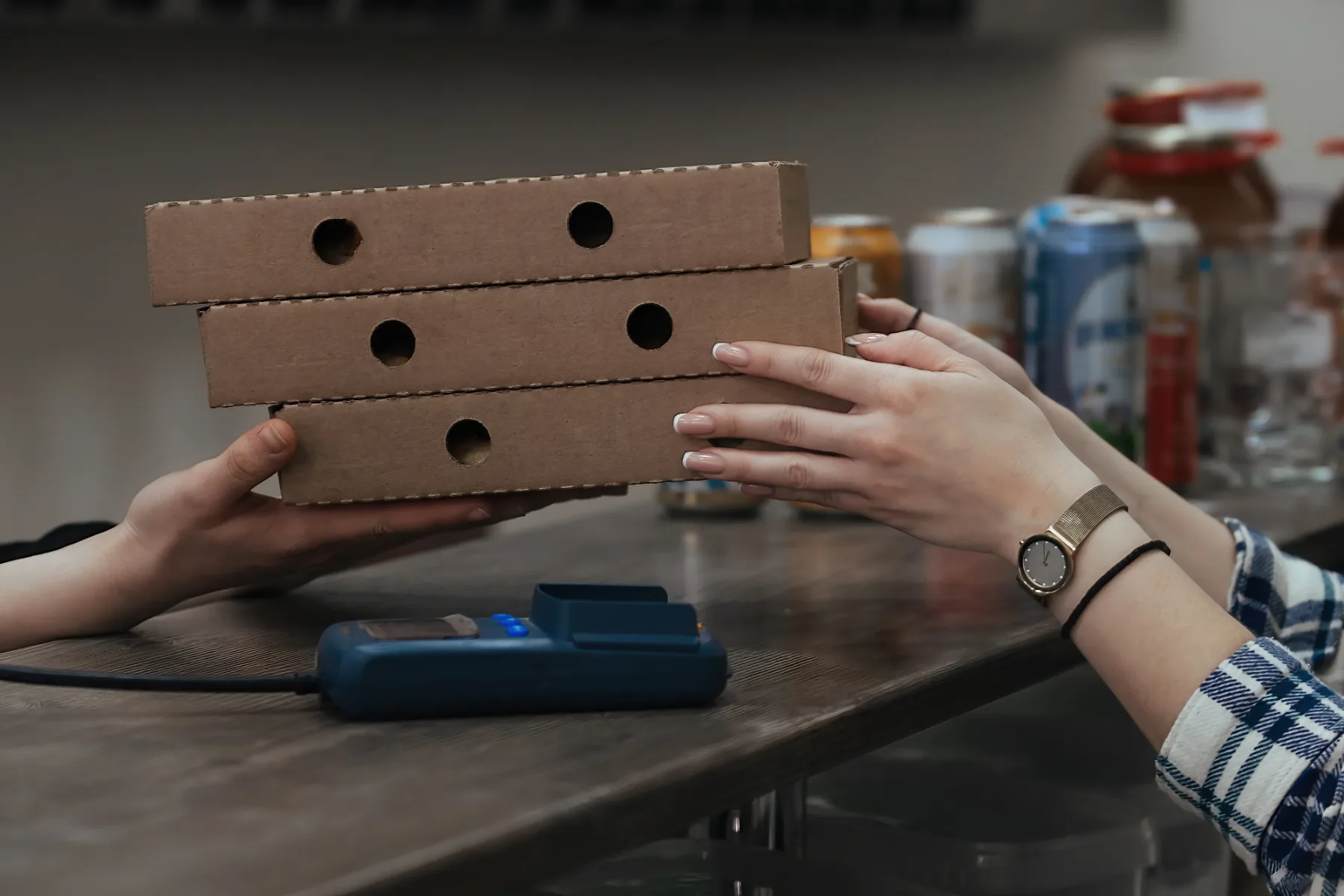 Zakaj ima škatla za pizzo luknje ob strani? Odgovor, ki vas bo presenetil