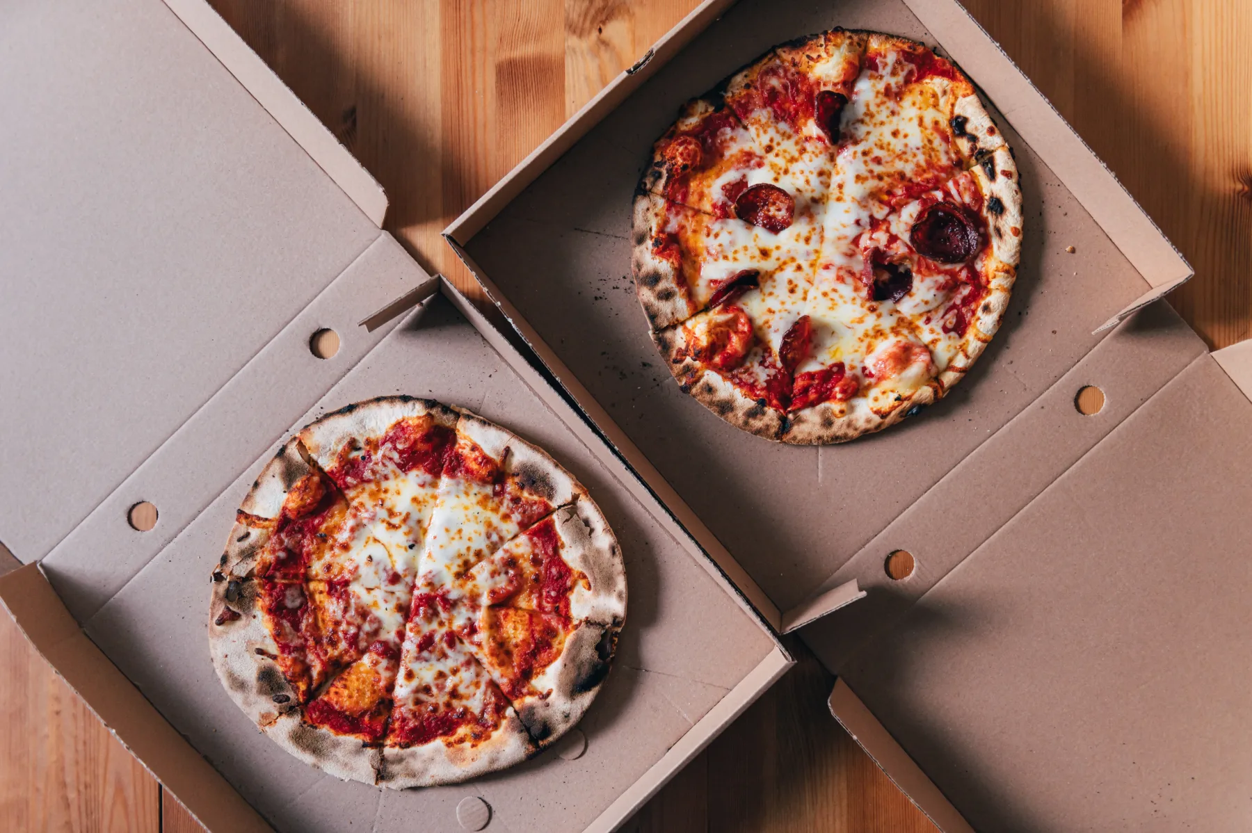 Zakaj ima škatla za pizzo luknje ob strani? Odgovor, ki vas bo presenetil