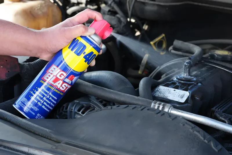 Zakaj more vsak lastnik avtomobila imeti WD-40 v prtljažniku? 9 pametnih uporab, ki vas bodo rešile iz zagate