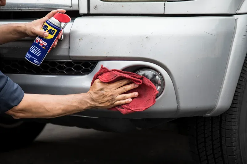 Zakaj more vsak lastnik avtomobila imeti WD-40 v prtljažniku? 9 pametnih uporab, ki vas bodo rešile iz zagate