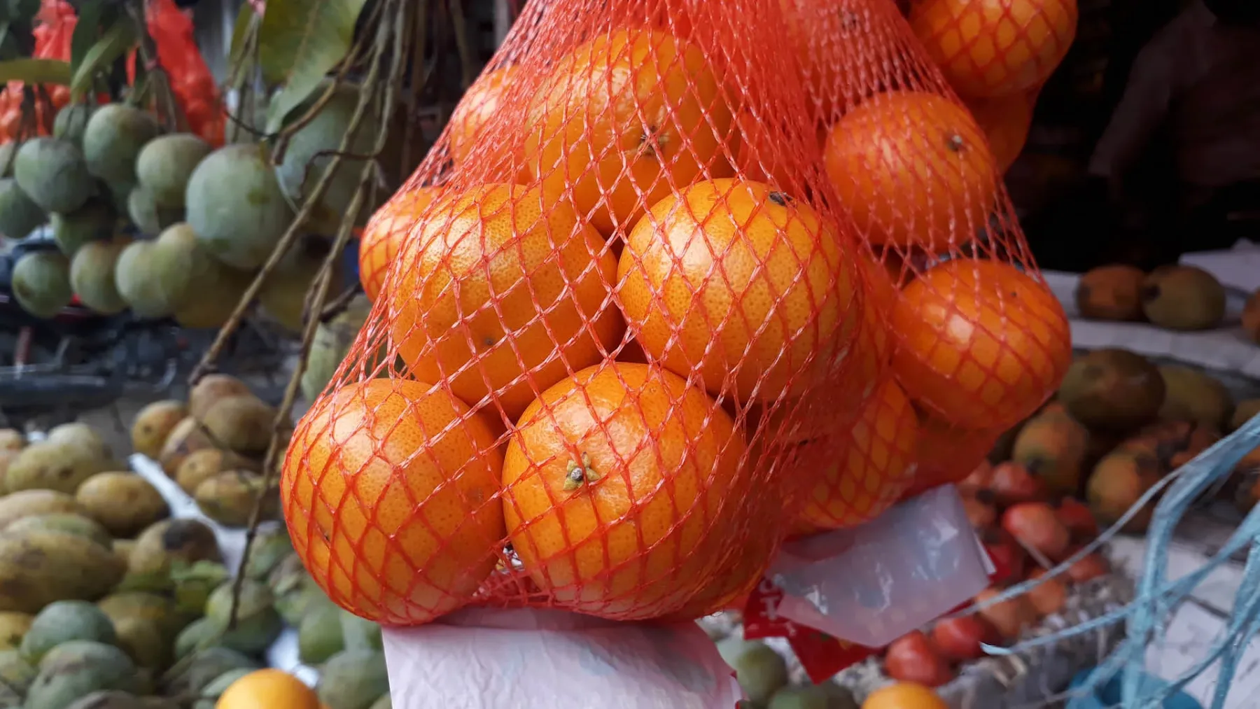 Zakaj so pomaranče pakirane v rdeči mrežici, limone v rumeni in limete v zeleni? Trik, ki ga uporablja vsaka trgovina