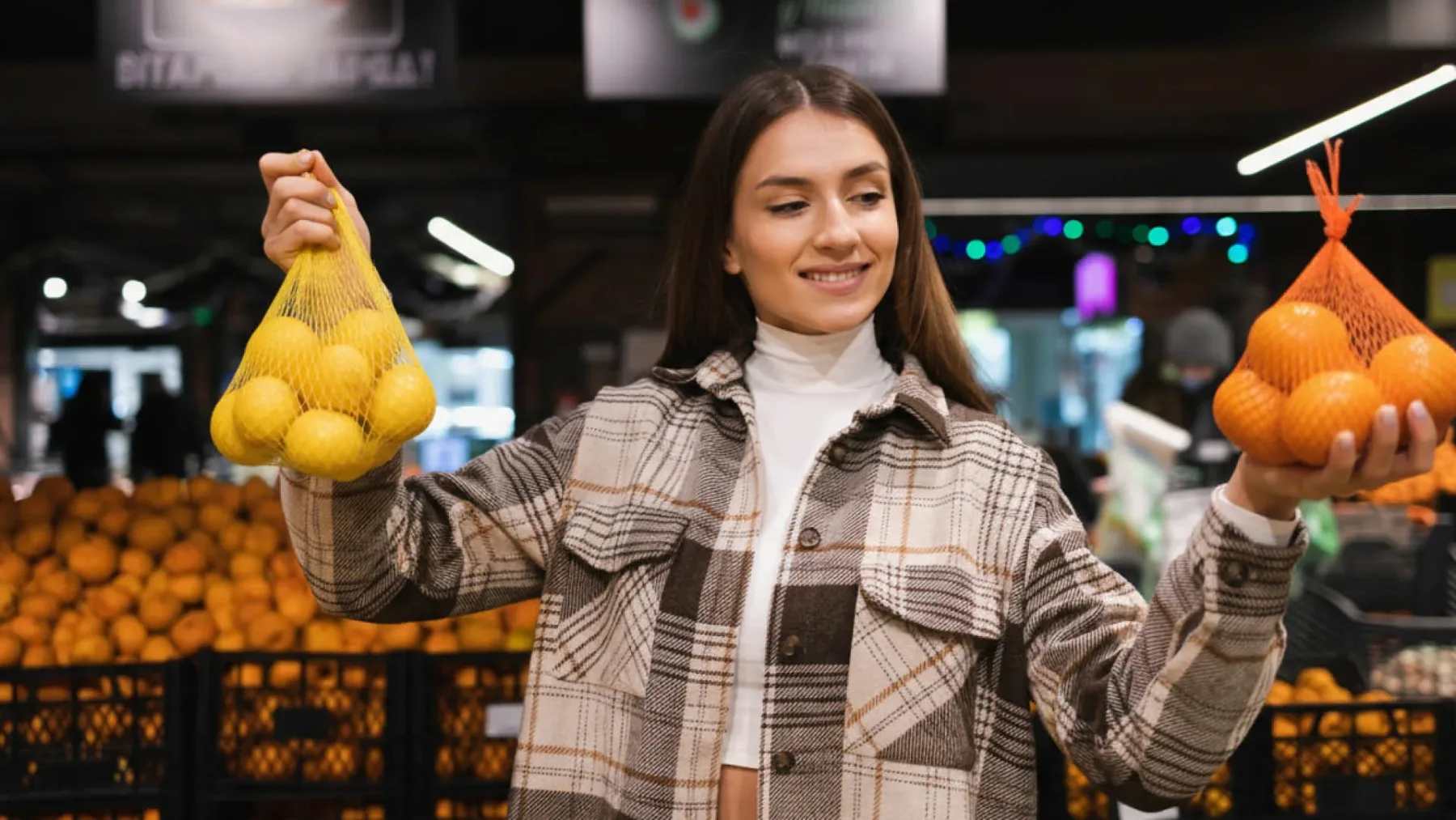 Zakaj so pomaranče pakirane v rdeči mrežici, limone v rumeni in limete v zeleni? Trik, ki ga uporablja vsaka trgovina