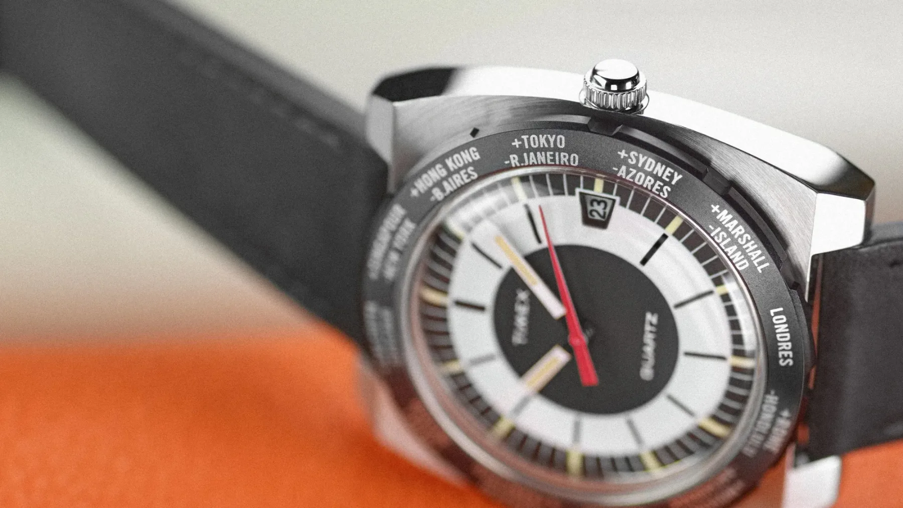 Zakaj vsi govorijo o tej retro uri za 199,00 € – Q Timex 1972 World Time: Nazaj v čas, ko so ure in letališča imeli več stila kot tvoj Instagram