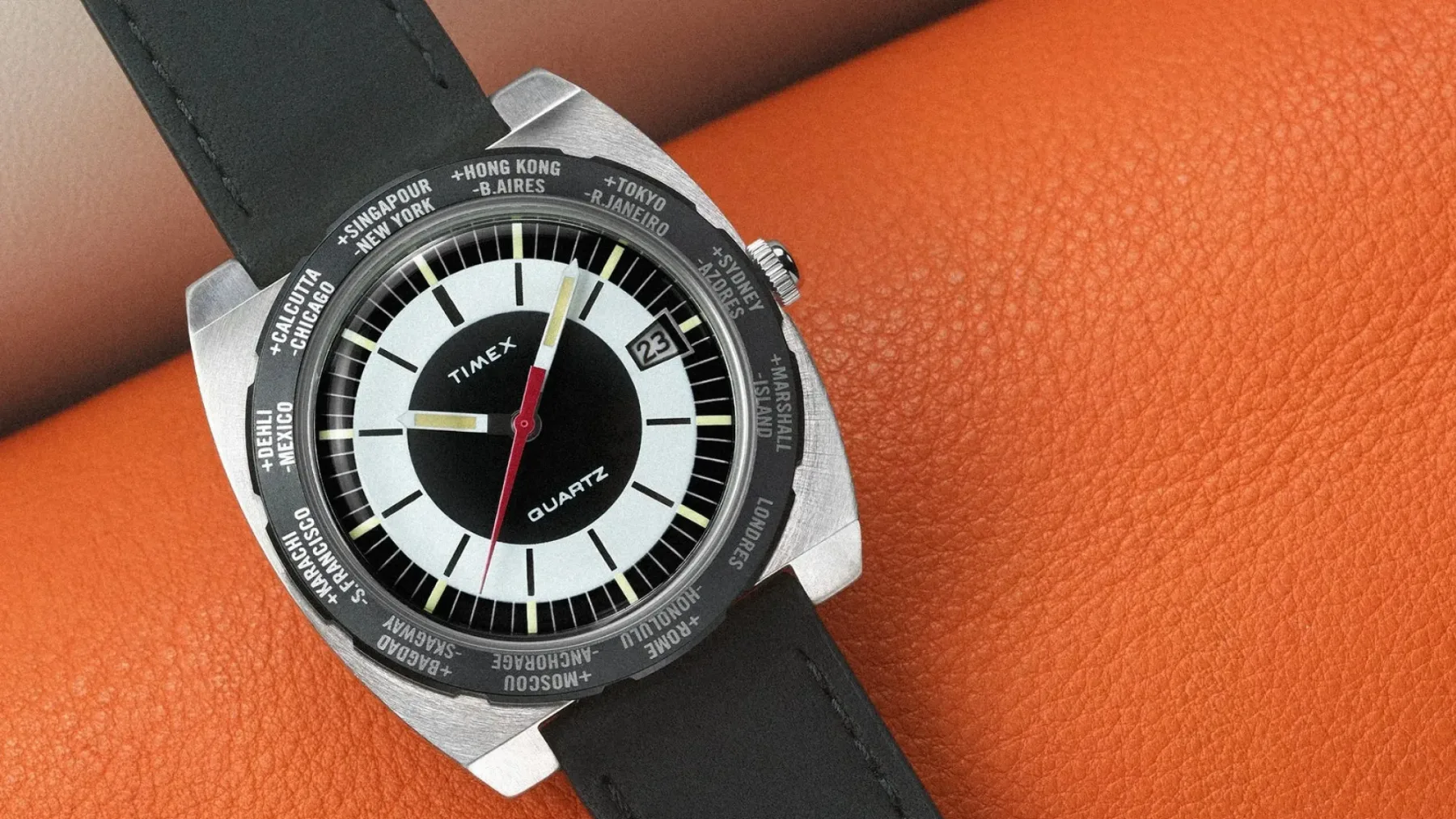 Zakaj vsi govorijo o tej retro uri za 199,00 € – Q Timex 1972 World Time: Nazaj v čas, ko so ure in letališča imeli več stila kot tvoj Instagram