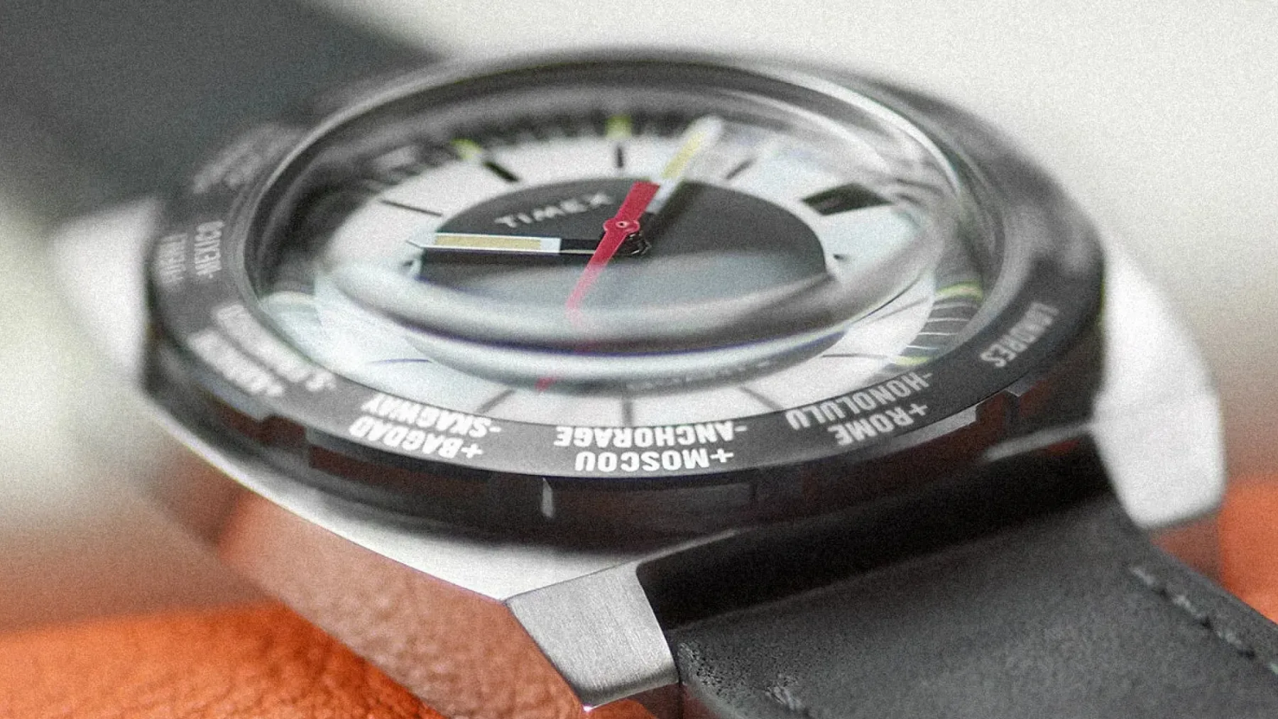 Zakaj vsi govorijo o tej retro uri za 199,00 € – Q Timex 1972 World Time: Nazaj v čas, ko so ure in letališča imeli več stila kot tvoj Instagram
