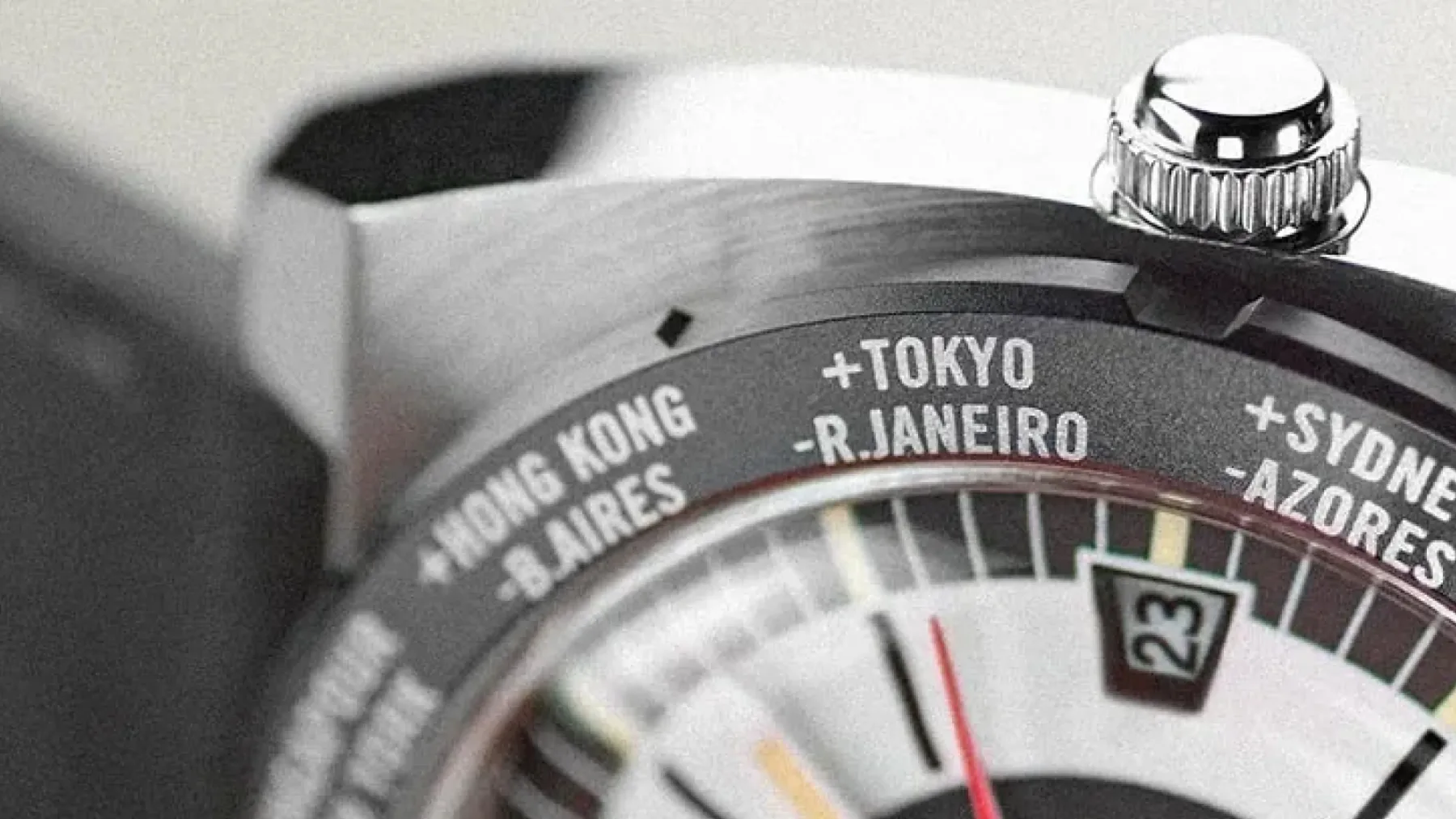 Zakaj vsi govorijo o tej retro uri za 199,00 € – Q Timex 1972 World Time: Nazaj v čas, ko so ure in letališča imeli več stila kot tvoj Instagram
