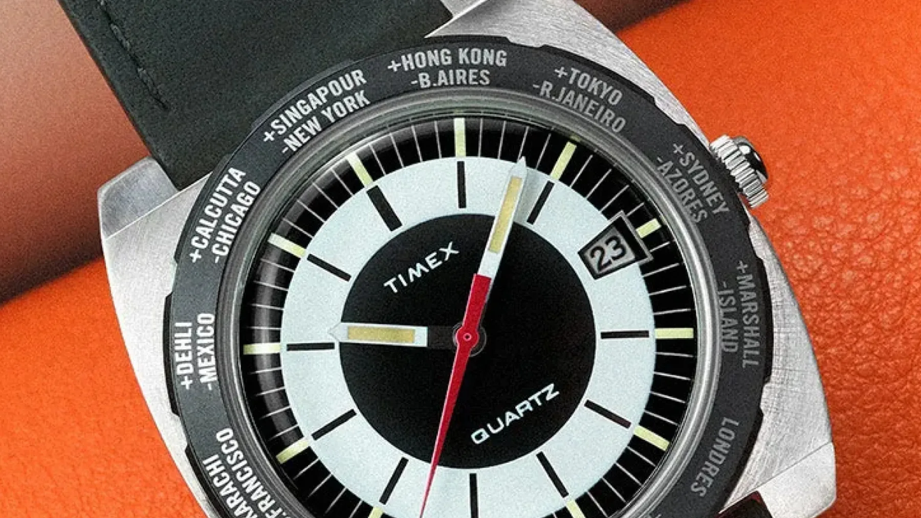 Zakaj vsi govorijo o tej retro uri za 199,00 € – Q Timex 1972 World Time: Nazaj v čas, ko so ure in letališča imeli več stila kot tvoj Instagram