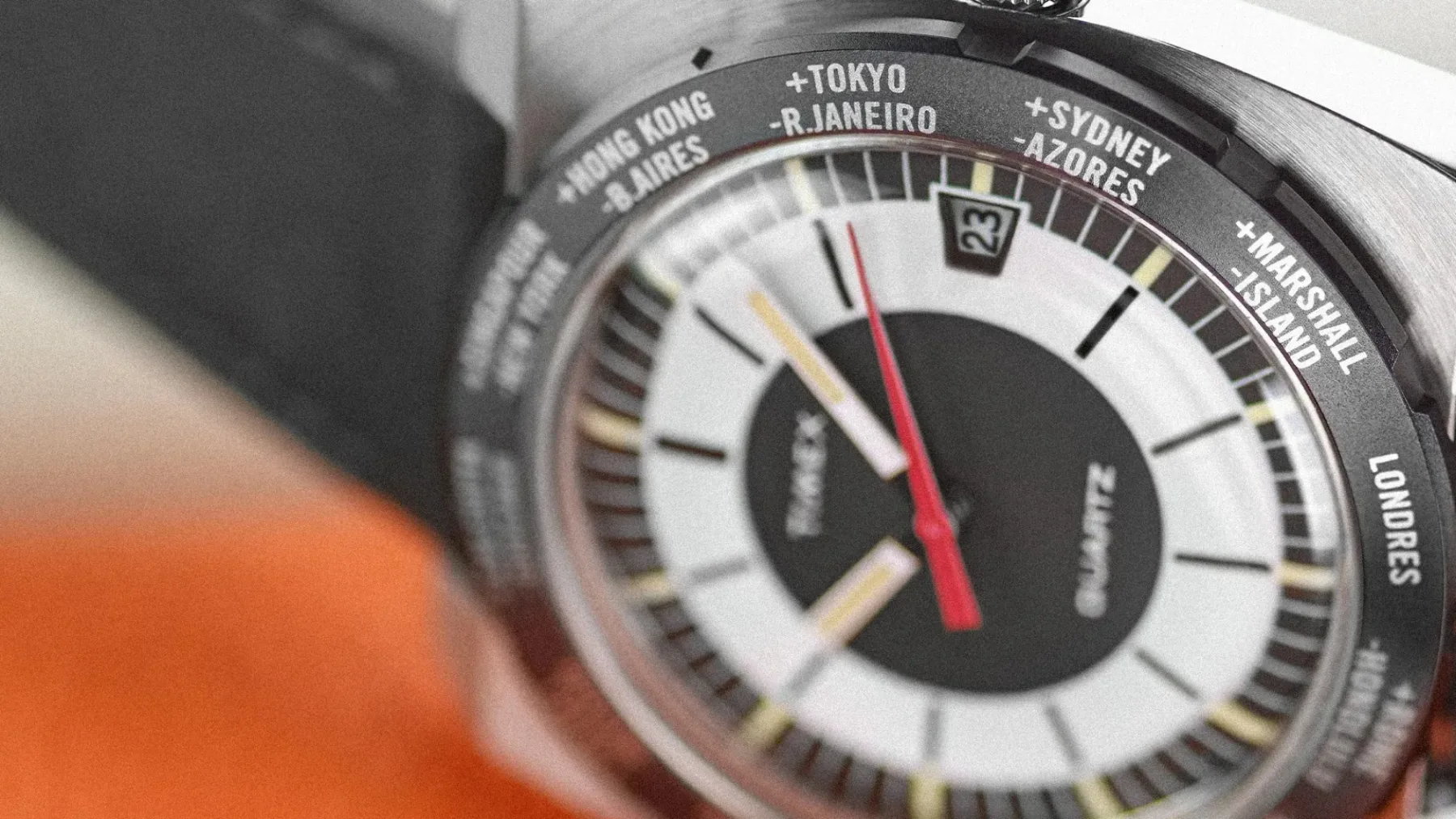 Zakaj vsi govorijo o tej retro uri za 199,00 € – Q Timex 1972 World Time: Nazaj v čas, ko so ure in letališča imeli več stila kot tvoj Instagram
