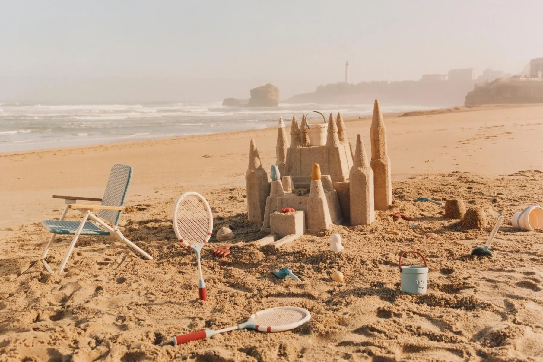 Zara Home ima najlepšo otroško kolekcijo za plažo 2026 – družinske počitnice spremeni v razglednico iz Biarritza