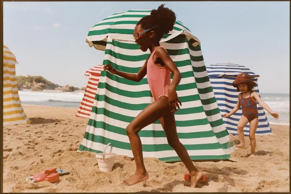 Zara Home ima najlepšo otroško kolekcijo za plažo 2026 – družinske počitnice spremeni v razglednico iz Biarritza