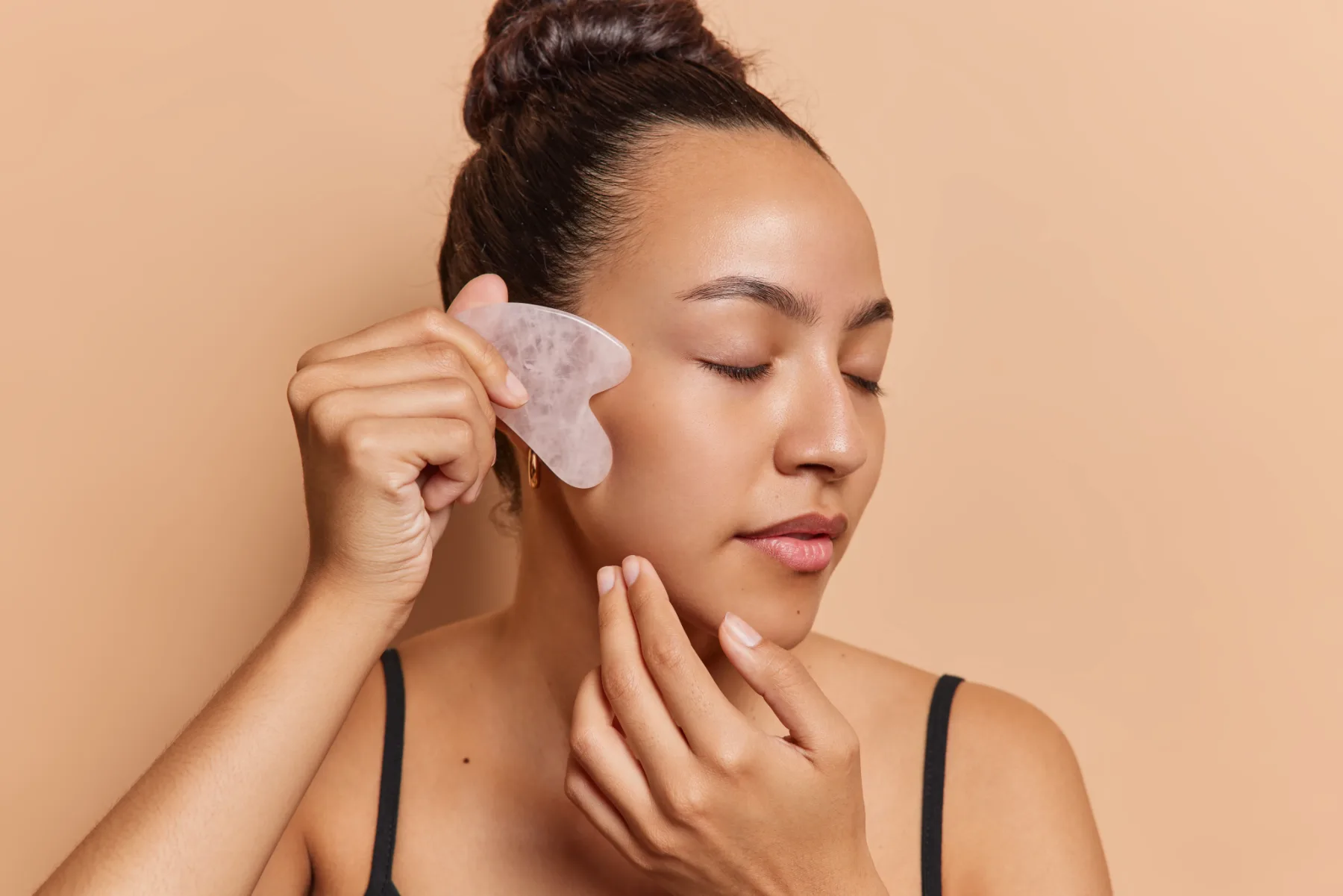 Zbriši gube in zabuhlost v nekaj minutah: Gua Sha, naravna anti-age tehnika, ki resnično deluje!