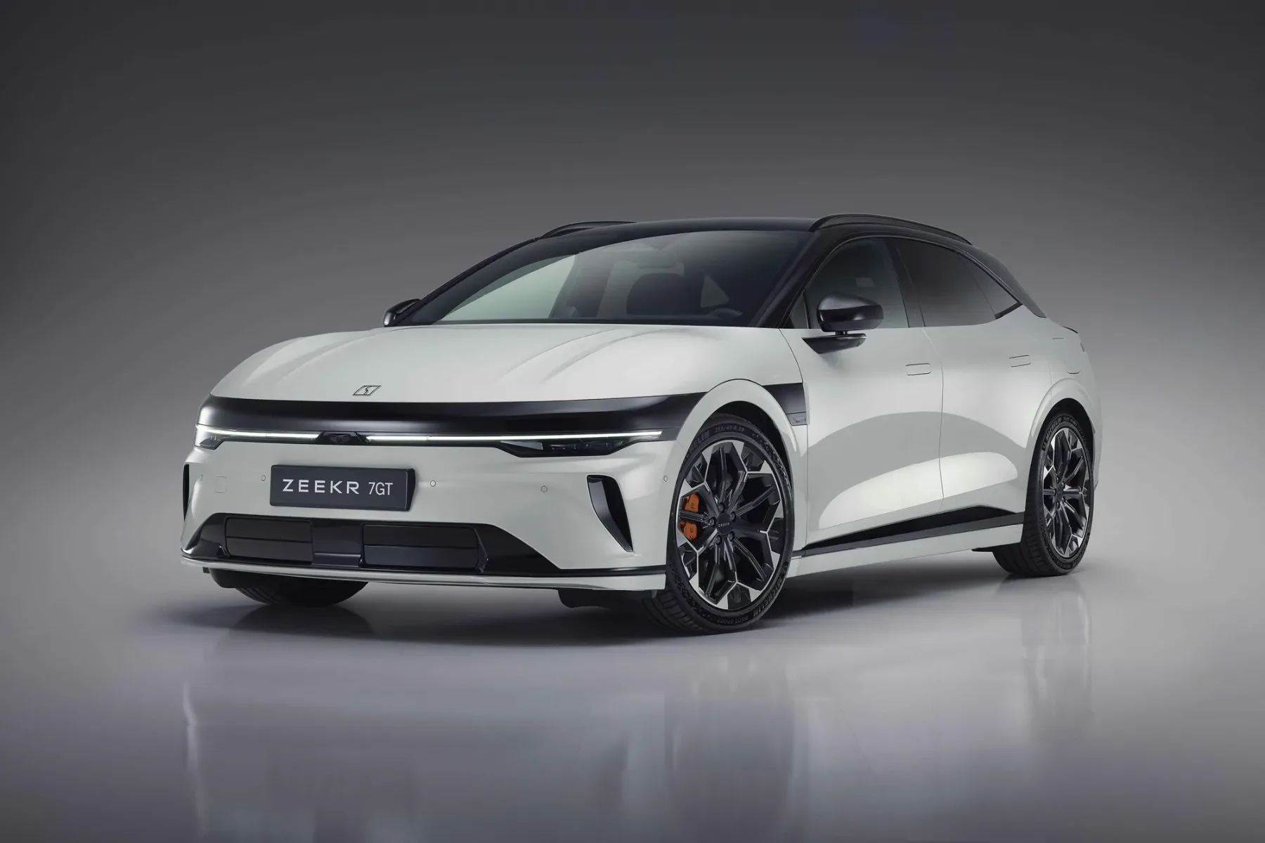 Zeekr 7GT (2026): Avto, ki za ceno dolgčasnega Golfa ponuja pospeške Porscheja in polni hitreje v svojem razredu