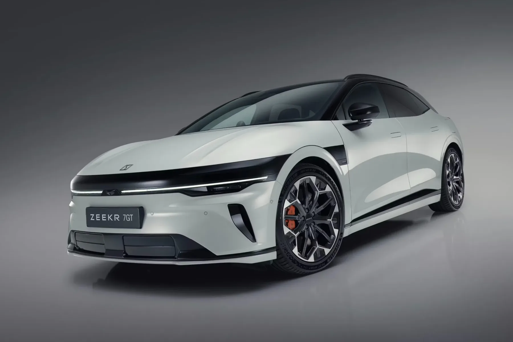Zeekr 7GT (2026): Avto, ki za ceno dolgčasnega Golfa ponuja pospeške Porscheja in polni hitreje v svojem razredu