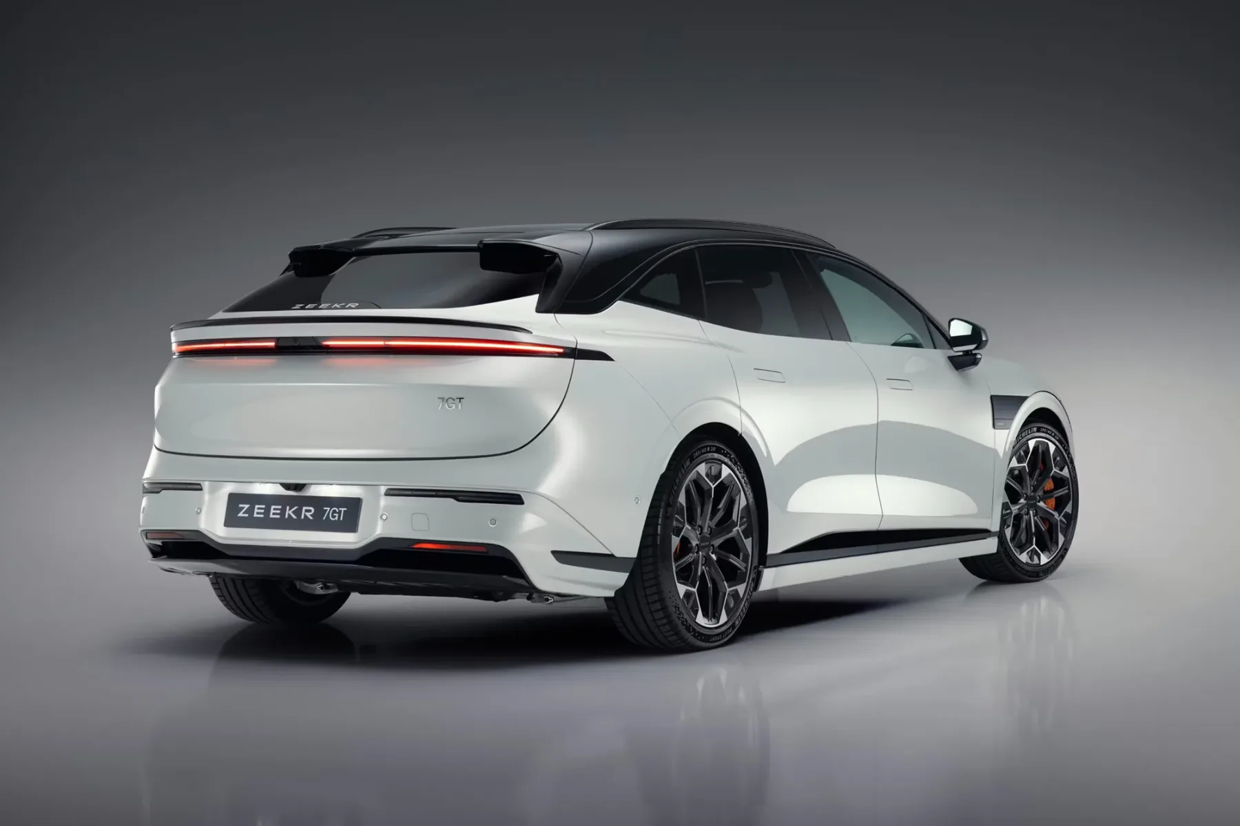 Zeekr 7GT (2026): Avto, ki za ceno dolgčasnega Golfa ponuja pospeške Porscheja in polni hitreje v svojem razredu