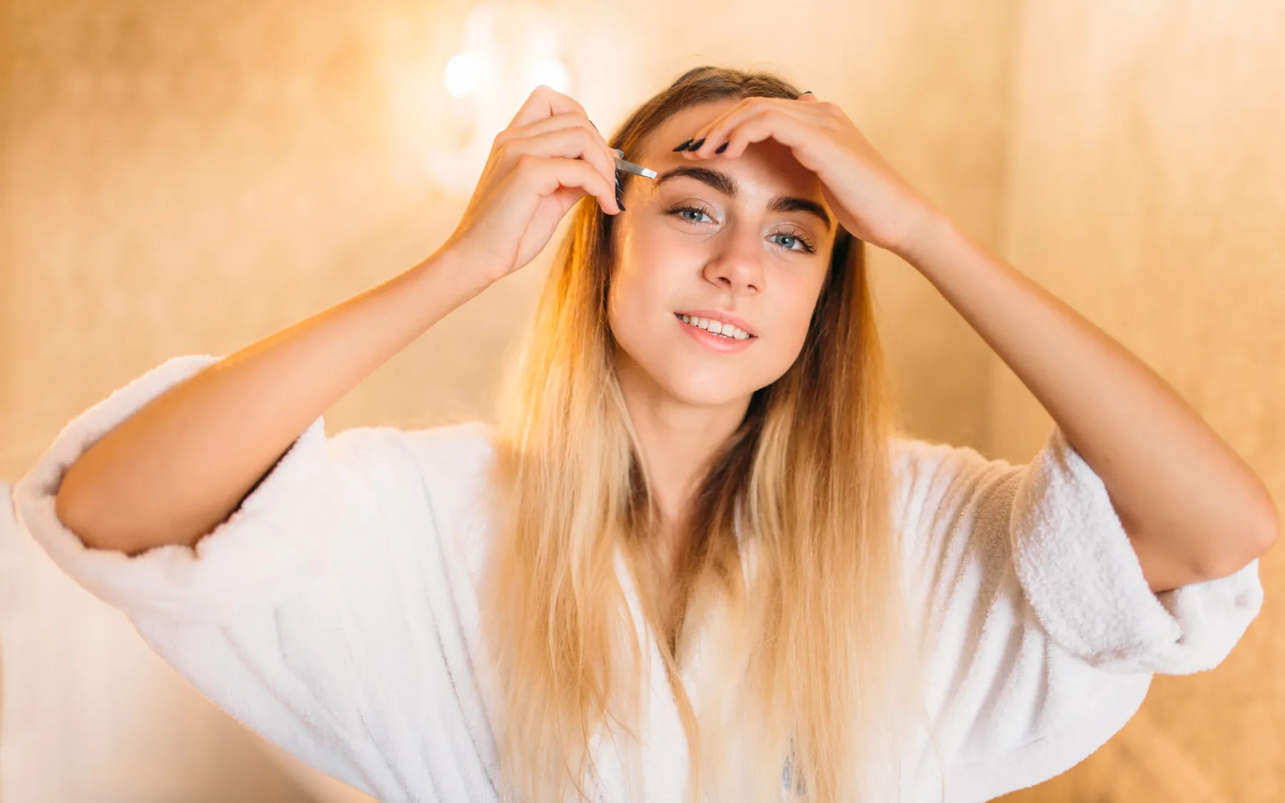 Želiš obrvi kot Cara Delevingne? 12 naravnih trikov za gostejše obrvi, ki z nekaj potrpljenja in discipline naredijo več kot dragi tretmaji