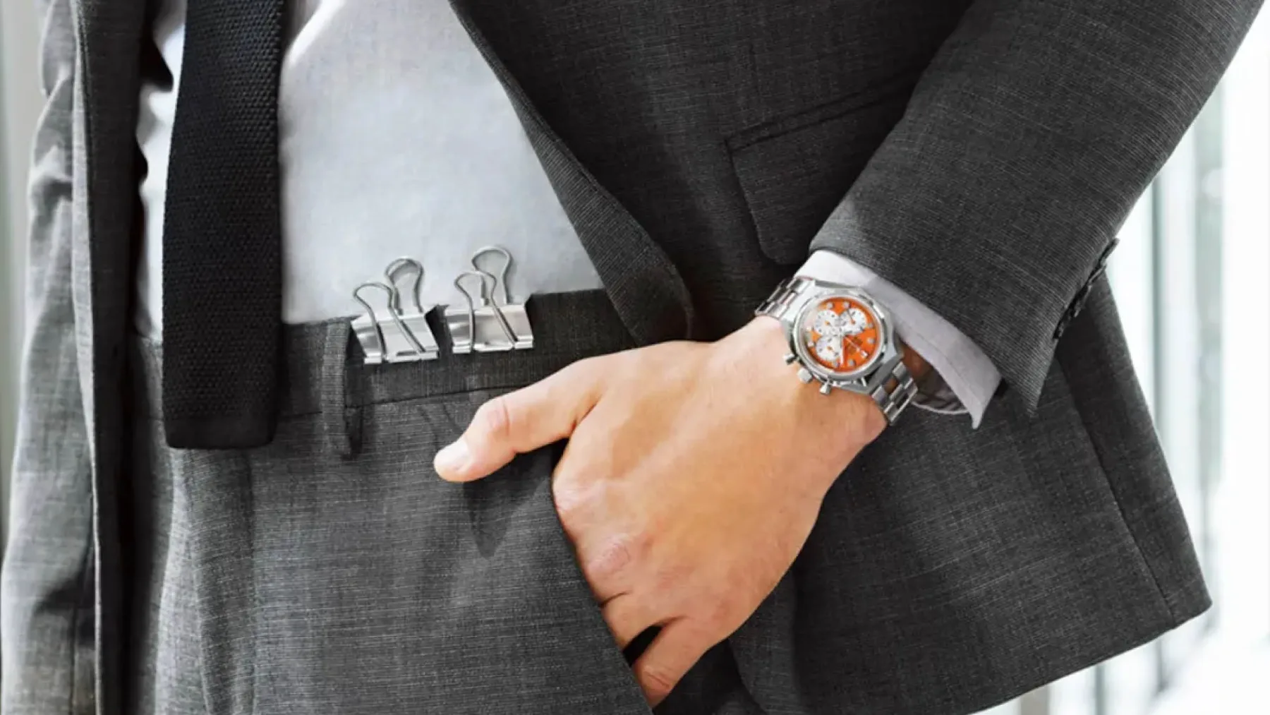 Zenith in USM združujeta moči: Barvit kronograf Zenith Defy Chronograph USM, ki prepleta švicarsko uro in pohištvo