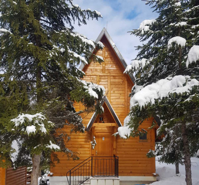 ZlatAir Chalets: zimska idila v lesenih kočah na Planini Zlatar