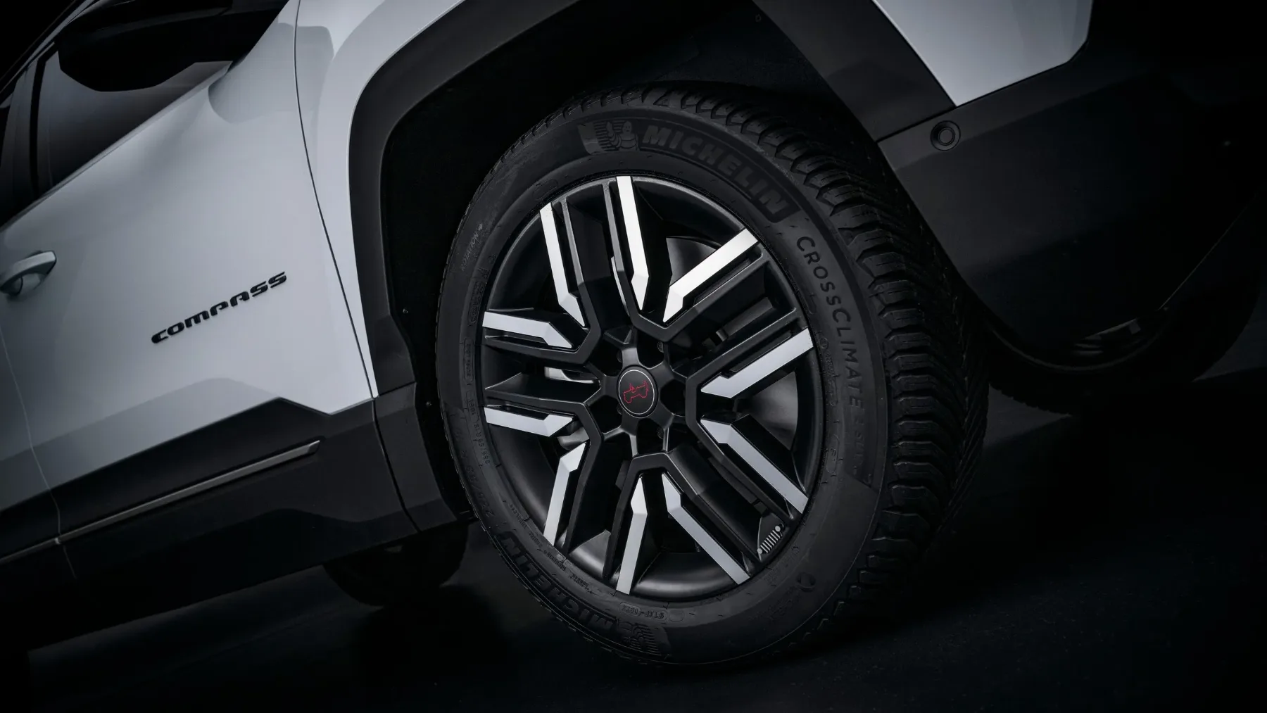 Znane so cene za novi Jeep Compass 2026: električni že od xx.xxx €, hibrid od xx.xxx €