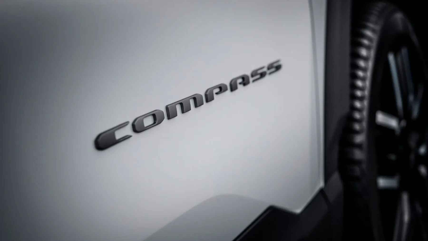 Znane so cene za novi Jeep Compass 2026: električni že od xx.xxx €, hibrid od xx.xxx €