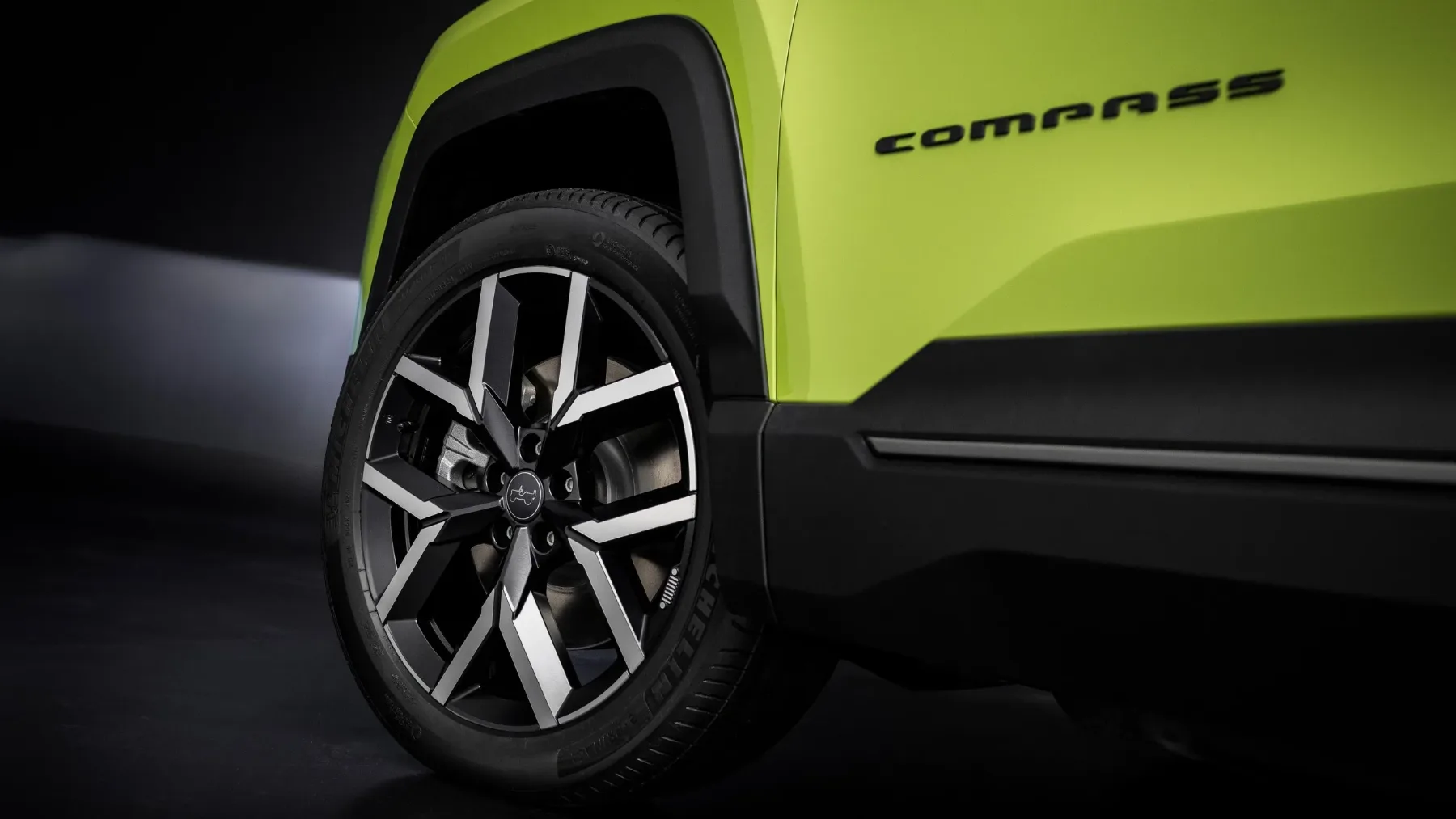 Znane so cene za novi Jeep Compass 2026: električni že od xx.xxx €, hibrid od xx.xxx €