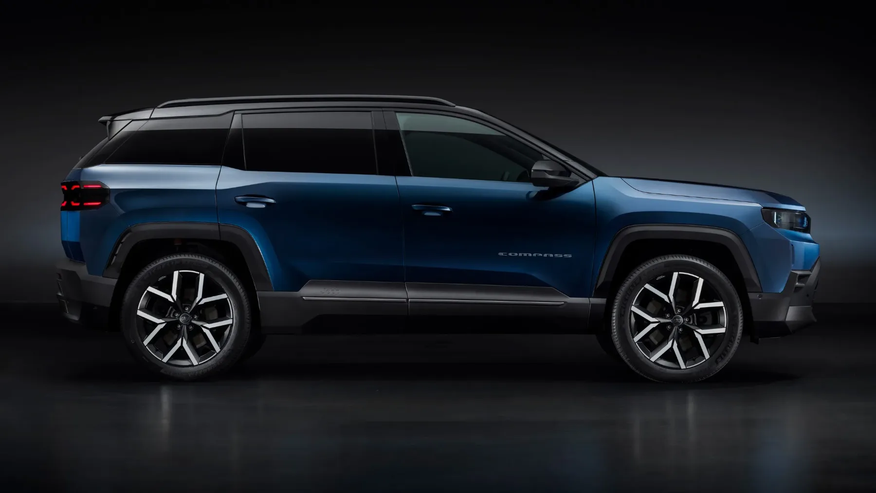 Znane so cene za novi Jeep Compass 2026: električni že od xx.xxx €, hibrid od xx.xxx €