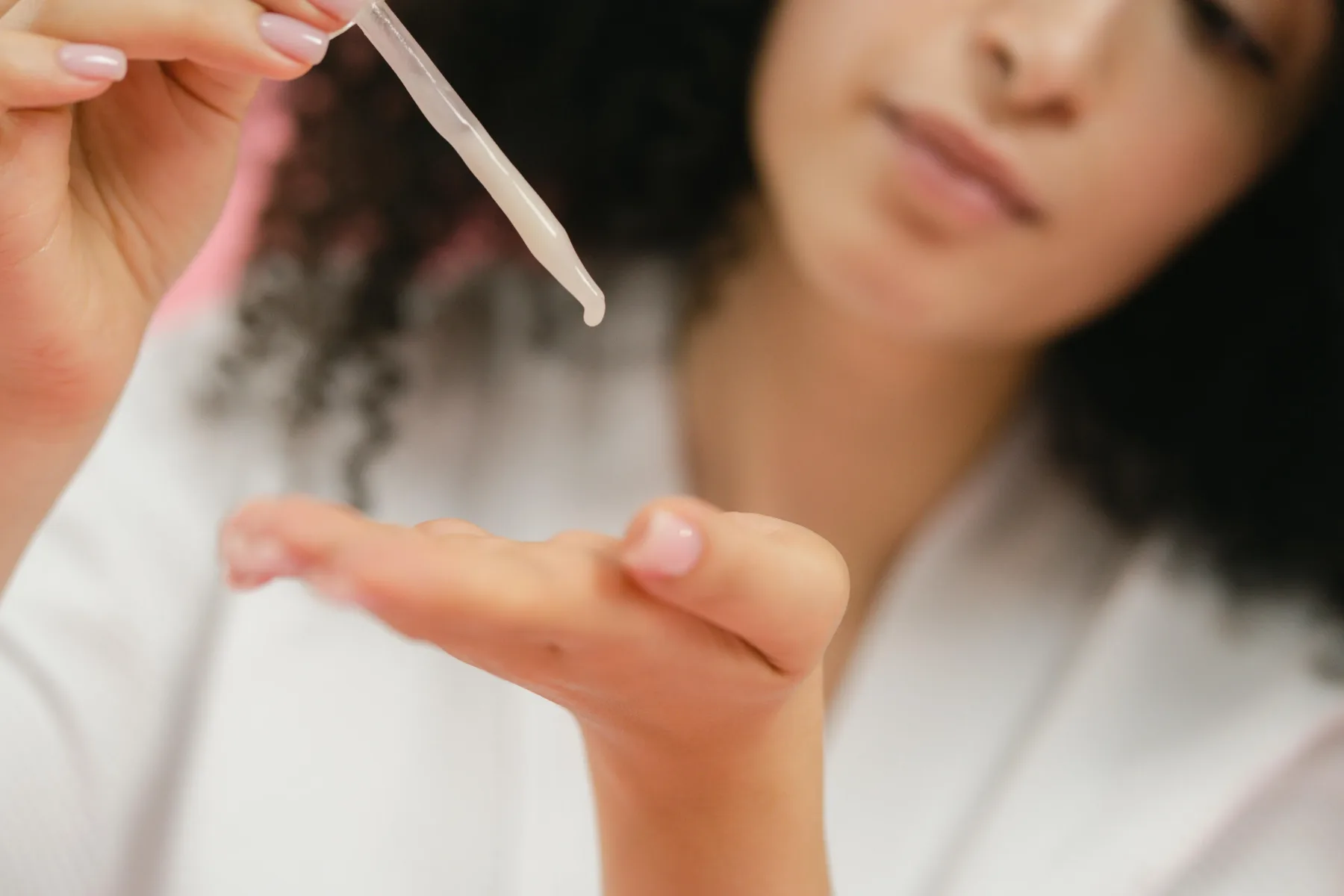 Znebite se podočnjakov in madežev: Naredite si čudežni serum z vitaminom C iz samo 3 sestavin