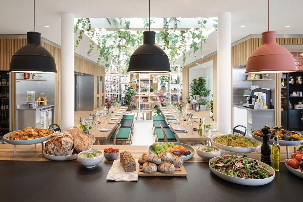 Zoku Vienna (Dunaj): je poslovni hotel, ki je domiselna mešanica poslovnega & bivalnega prostora v živahnem Leopoldstadtu
