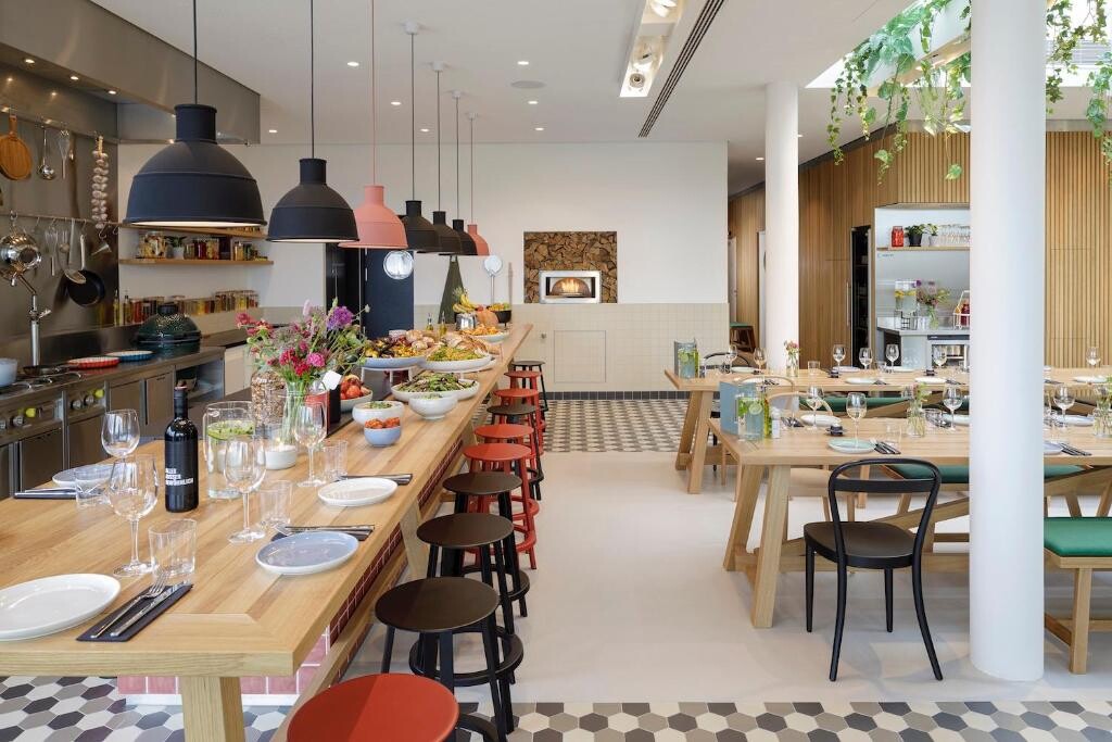 Zoku Vienna (Dunaj): je poslovni hotel, ki je domiselna mešanica poslovnega & bivalnega prostora v živahnem Leopoldstadtu