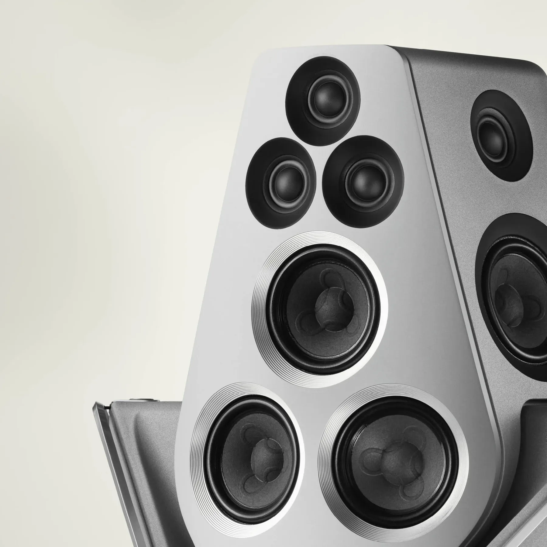 Zvočnik za milijonarje: Bang & Olufsen razgalil Beolab 90 Titan Edition za 100. obletnico