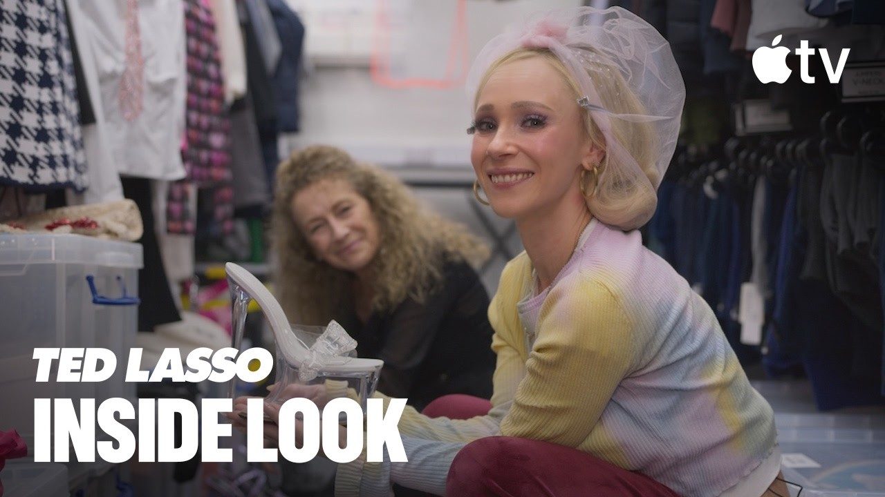 Z zakulisja serije Ted Lasso: Juno Temple na snemanju