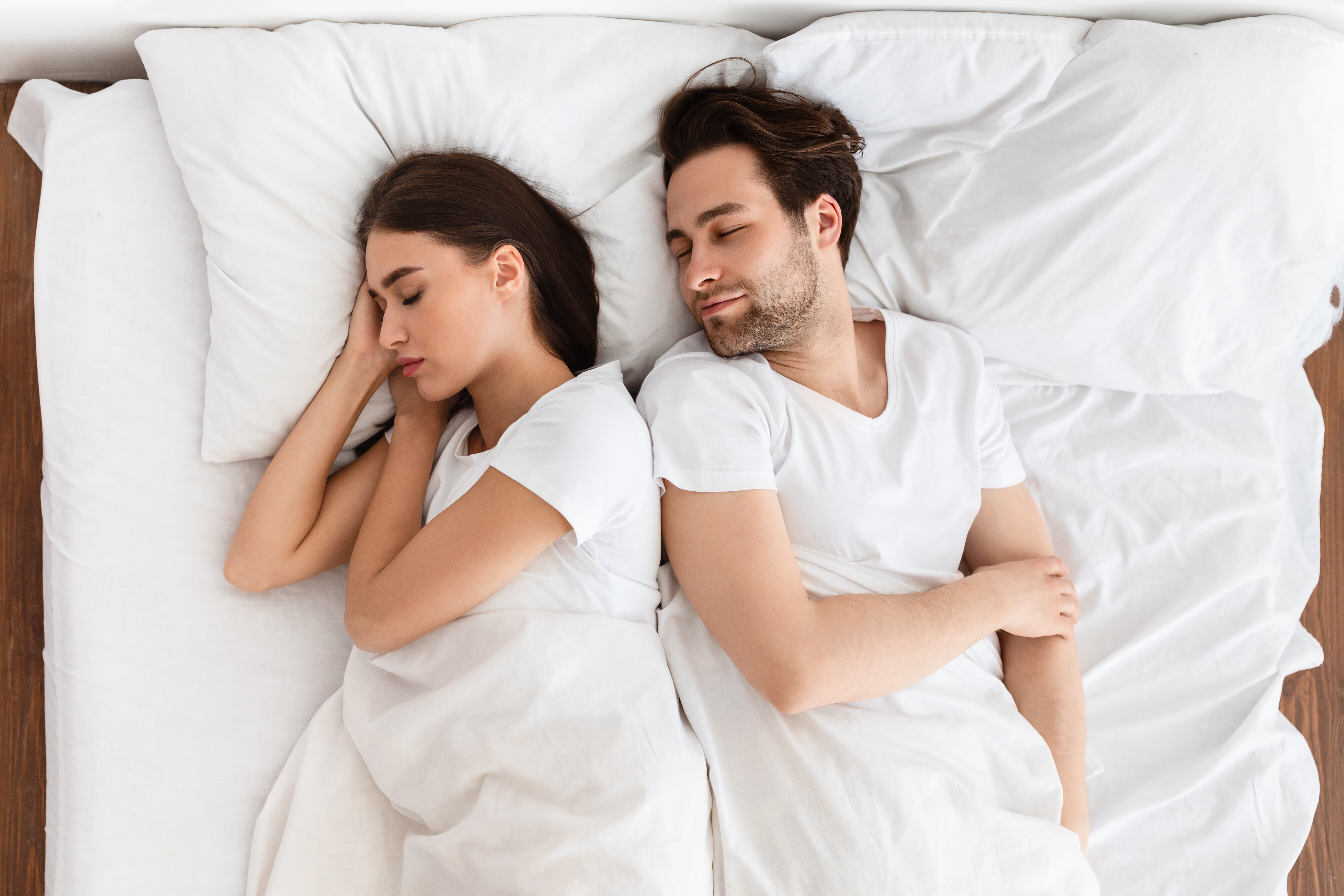 How do they sleep as a couple? We discover 8 sleeping positions