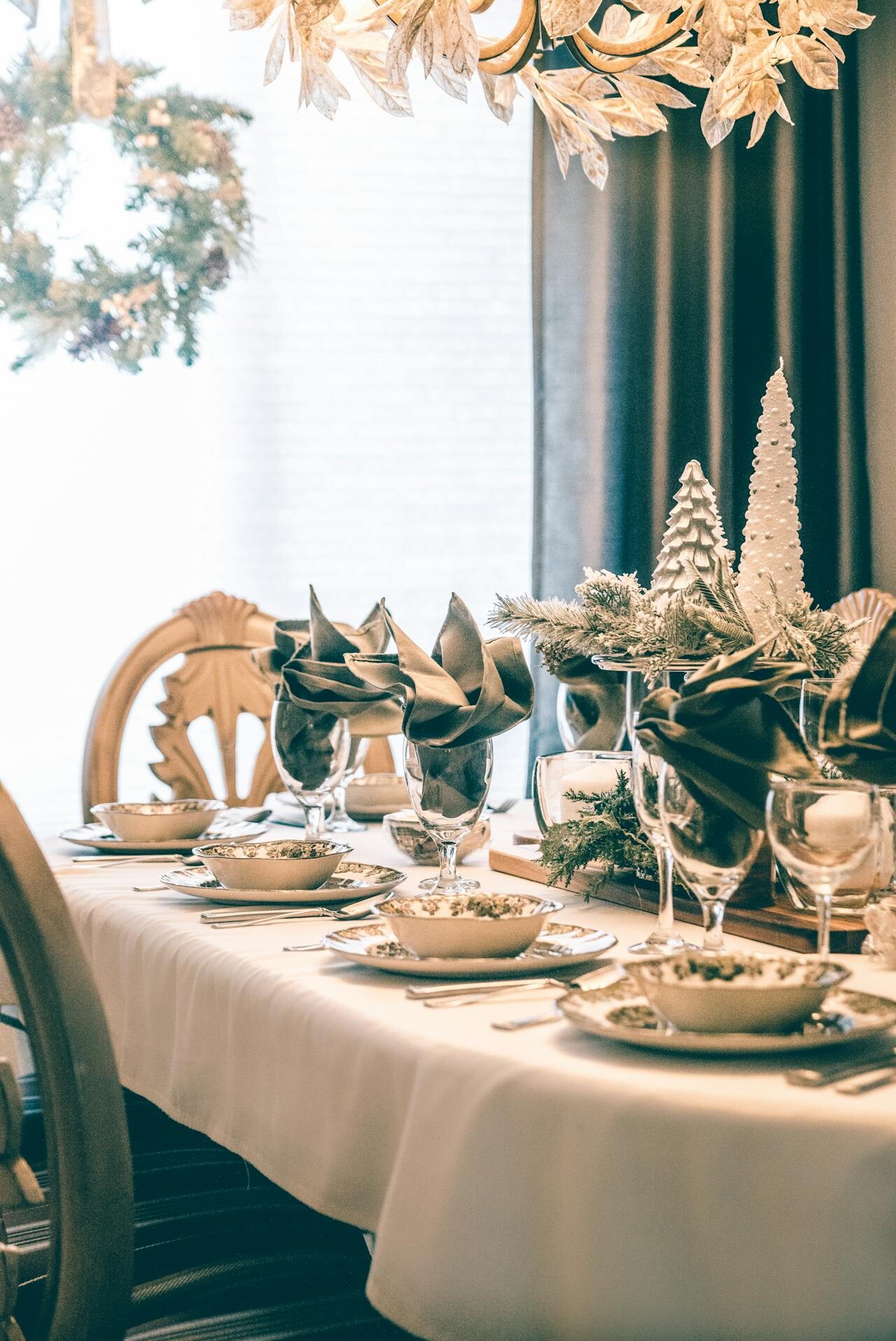 Foto Una mesa de comedor con un camino de mesa en blanco y negro – Mesa  Imagen en Unsplash