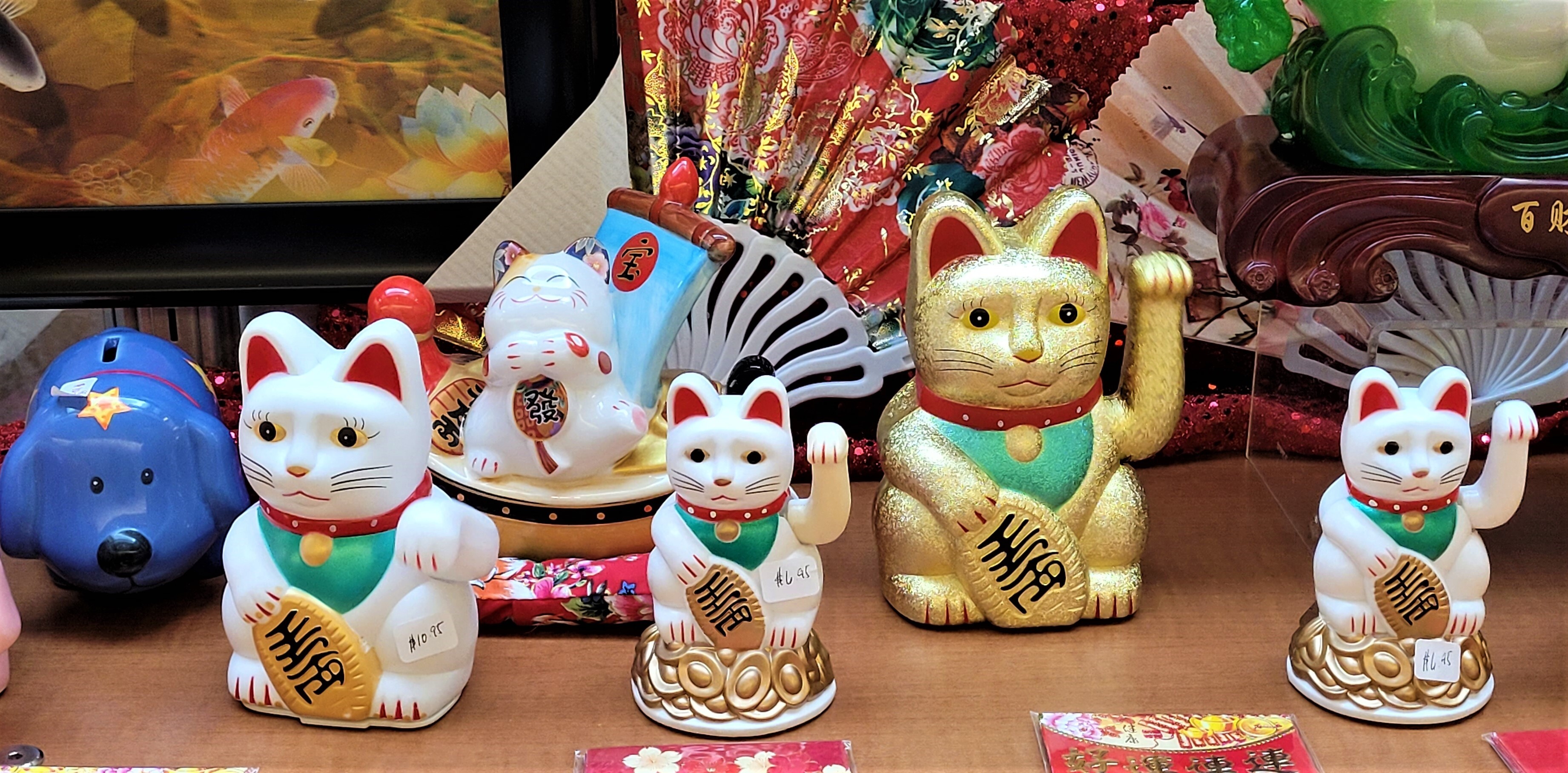 Bazaar Novedades - Los Maneki Neko, también llamados gatos de la suerte,  gatos de la fortuna, gatos del dinero y gatos de bienvenida son muy  populares en la cultura asiática. Aunque se