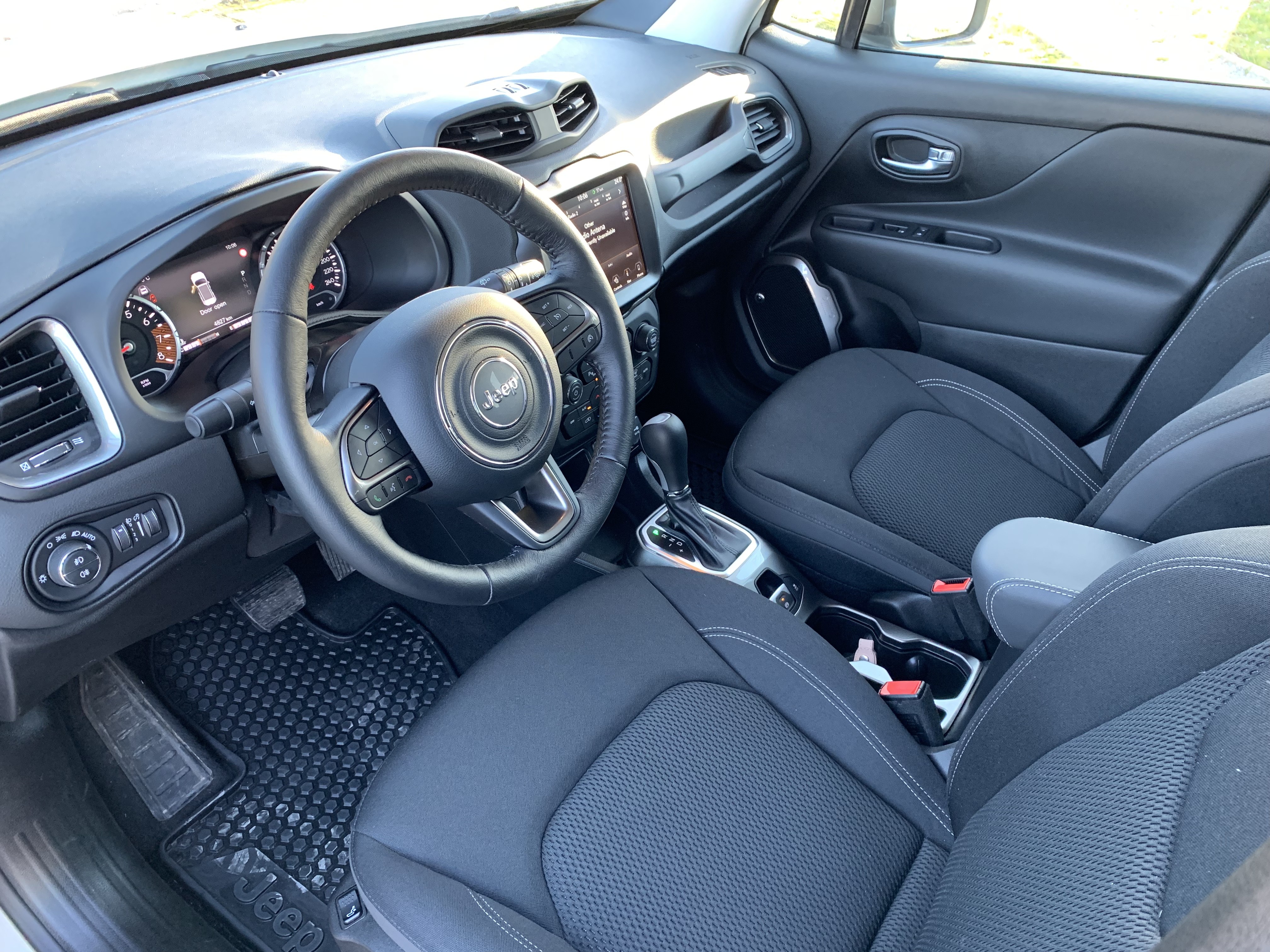 Interior de un prestigioso coche negro moderno. asientos y accesorios  cómodos de cuero y volante