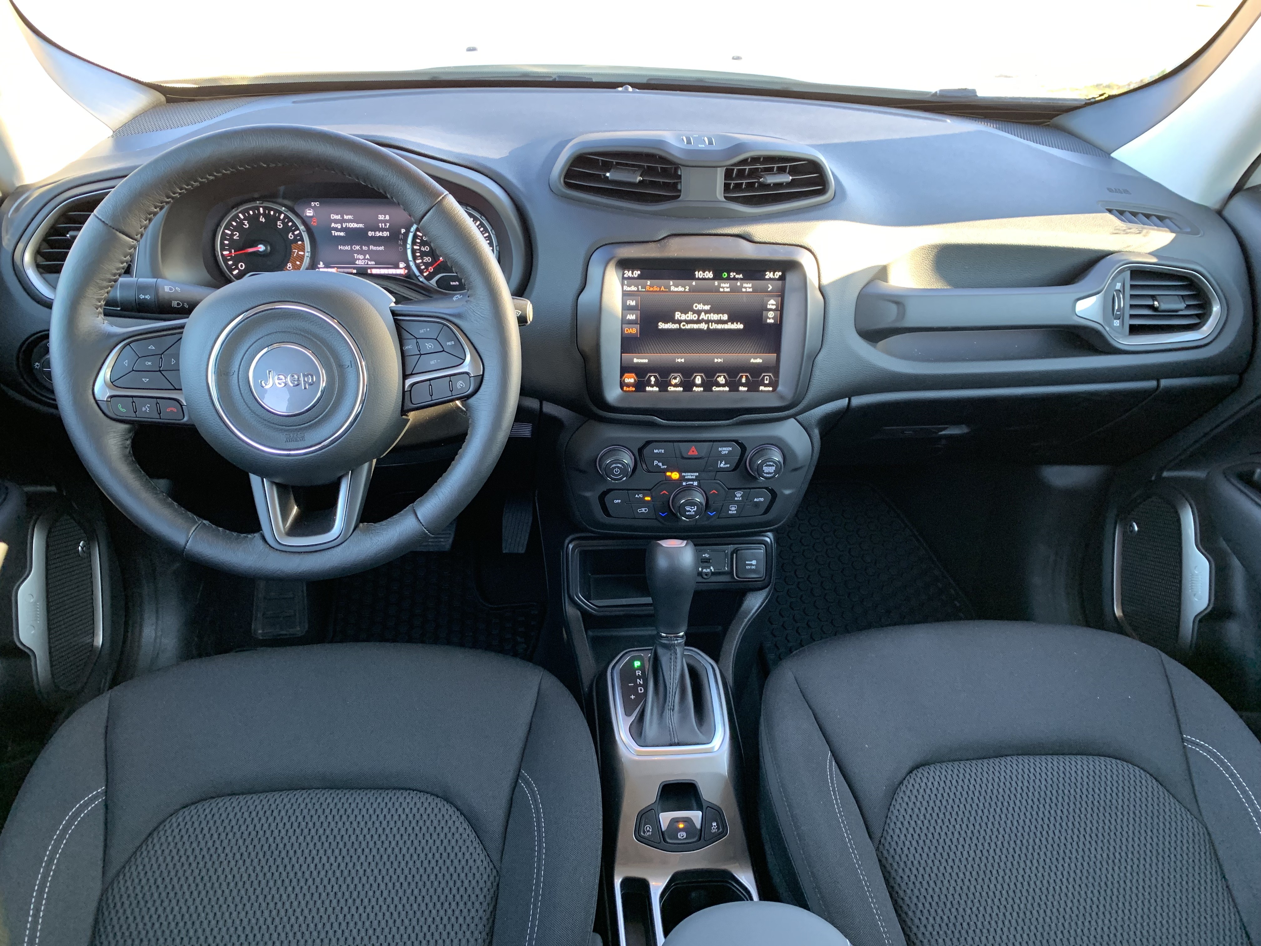 Interior de un prestigioso coche negro moderno. asientos y accesorios  cómodos de cuero y volante