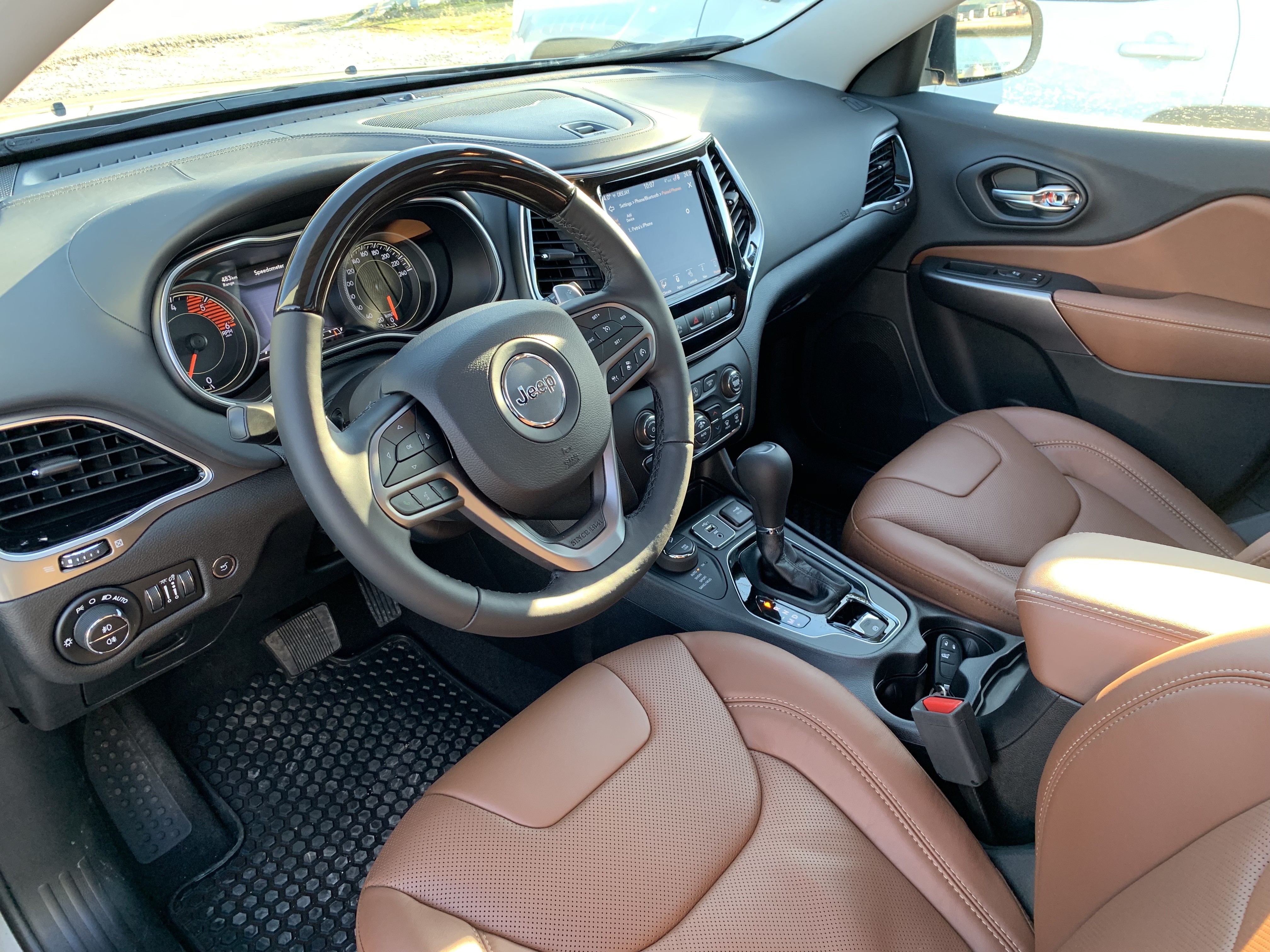 Interior de un prestigioso coche negro moderno. asientos y accesorios  cómodos de cuero y volante