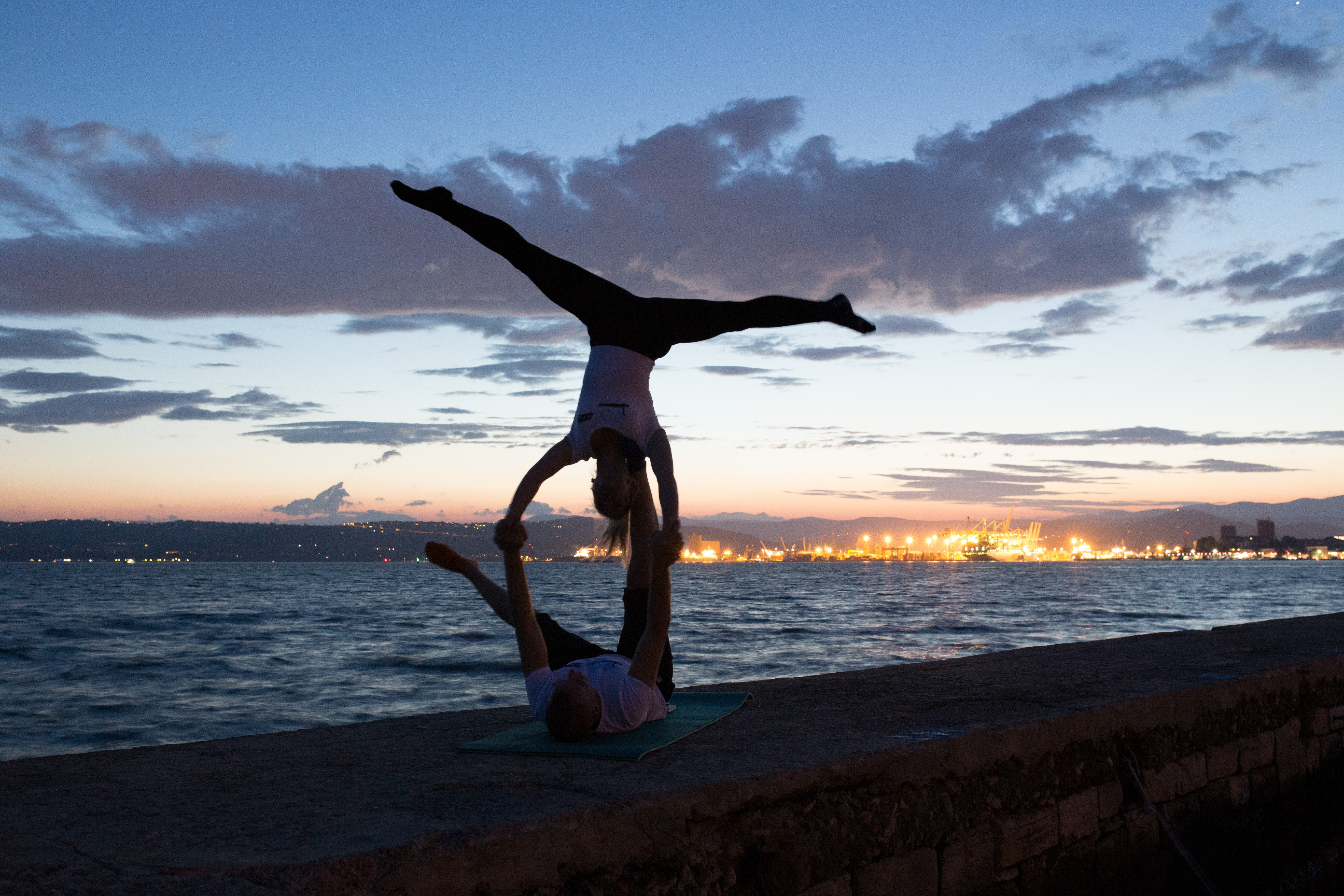 Jeune Couple Femme Et Hommes Sur La Plage, Faire Des Exercices De Yoga  Fitness Ensemble. élément Acroyoga Pour La Force Et L'équilibre