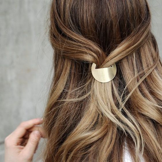 Comment les accessoires pour cheveux changent-ils notre look