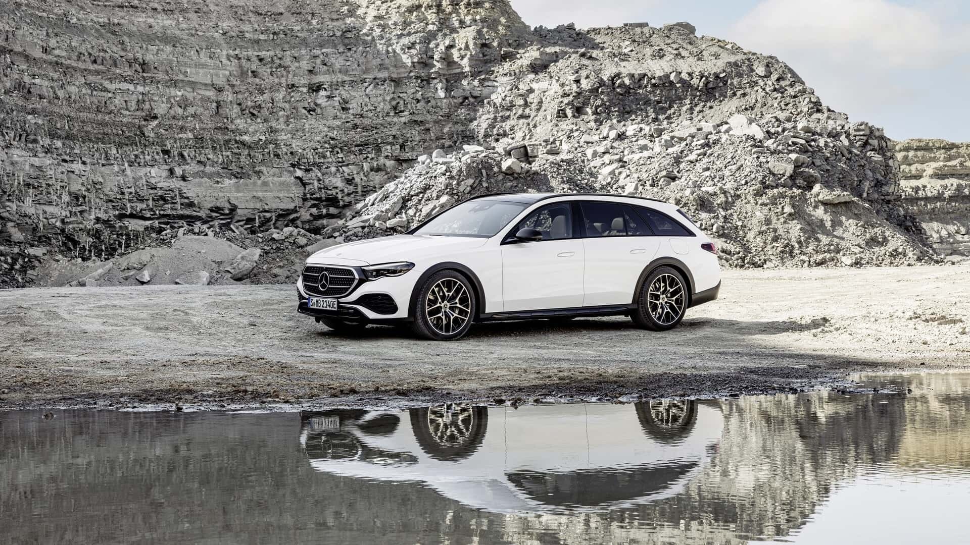 Voiture Tout-terrain Gris Foncé Dans Les Montagnes