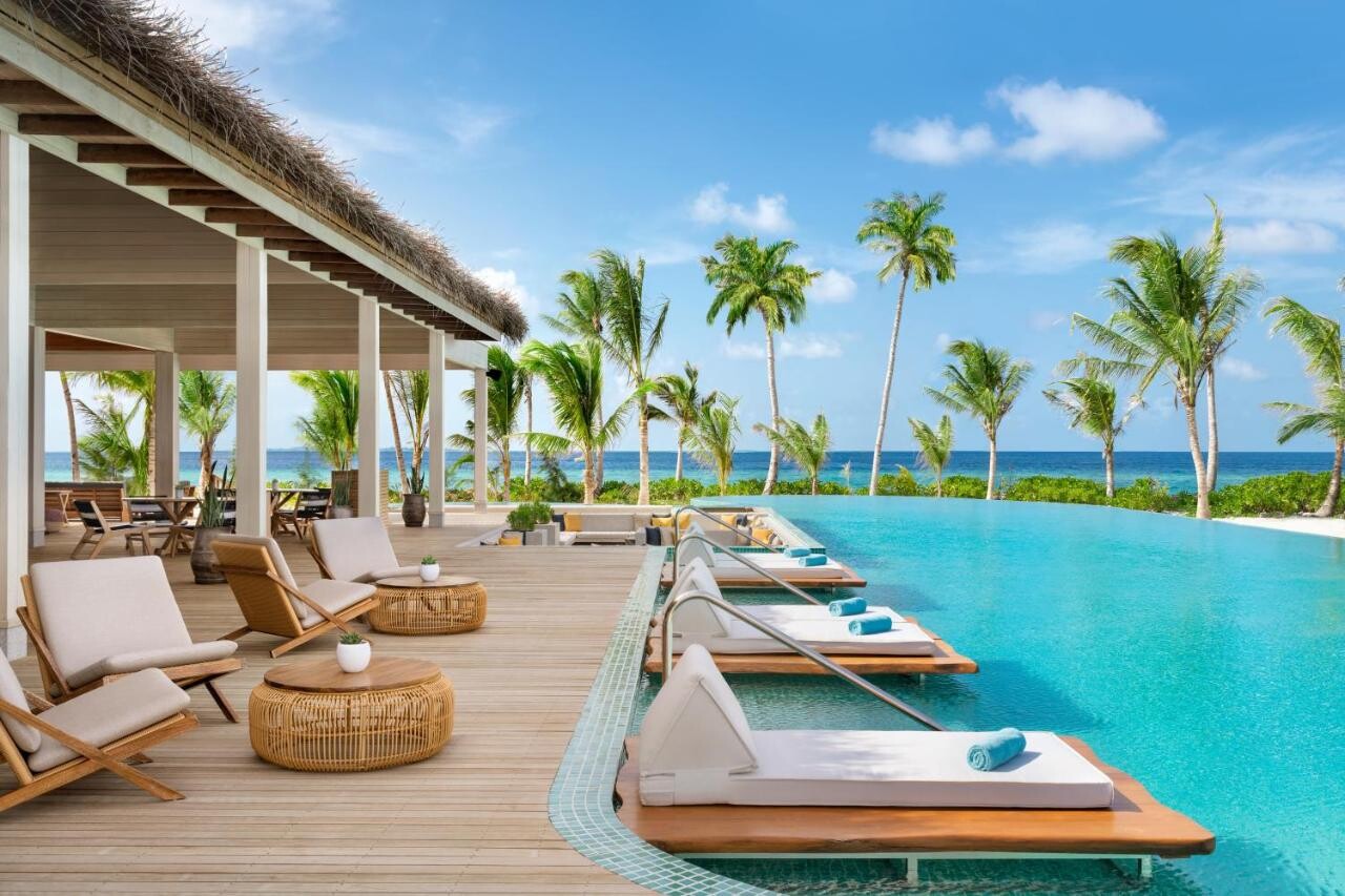 petit-déjeuner dans la piscine, petit-déjeuner flottant dans un