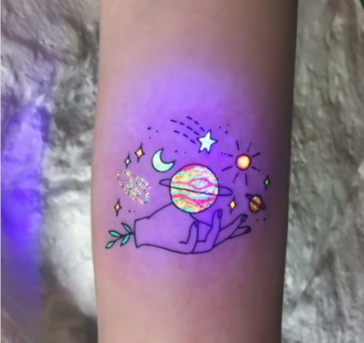 Le tatouage qui se révèle sous les lampes UV, une tendance canon mais  risquée - Madmoizelle