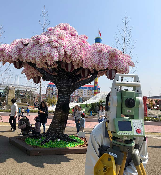 Un albero di ciliegio fatto da 800.000 pezzi LEGO è entrato nei Guinness  World Records