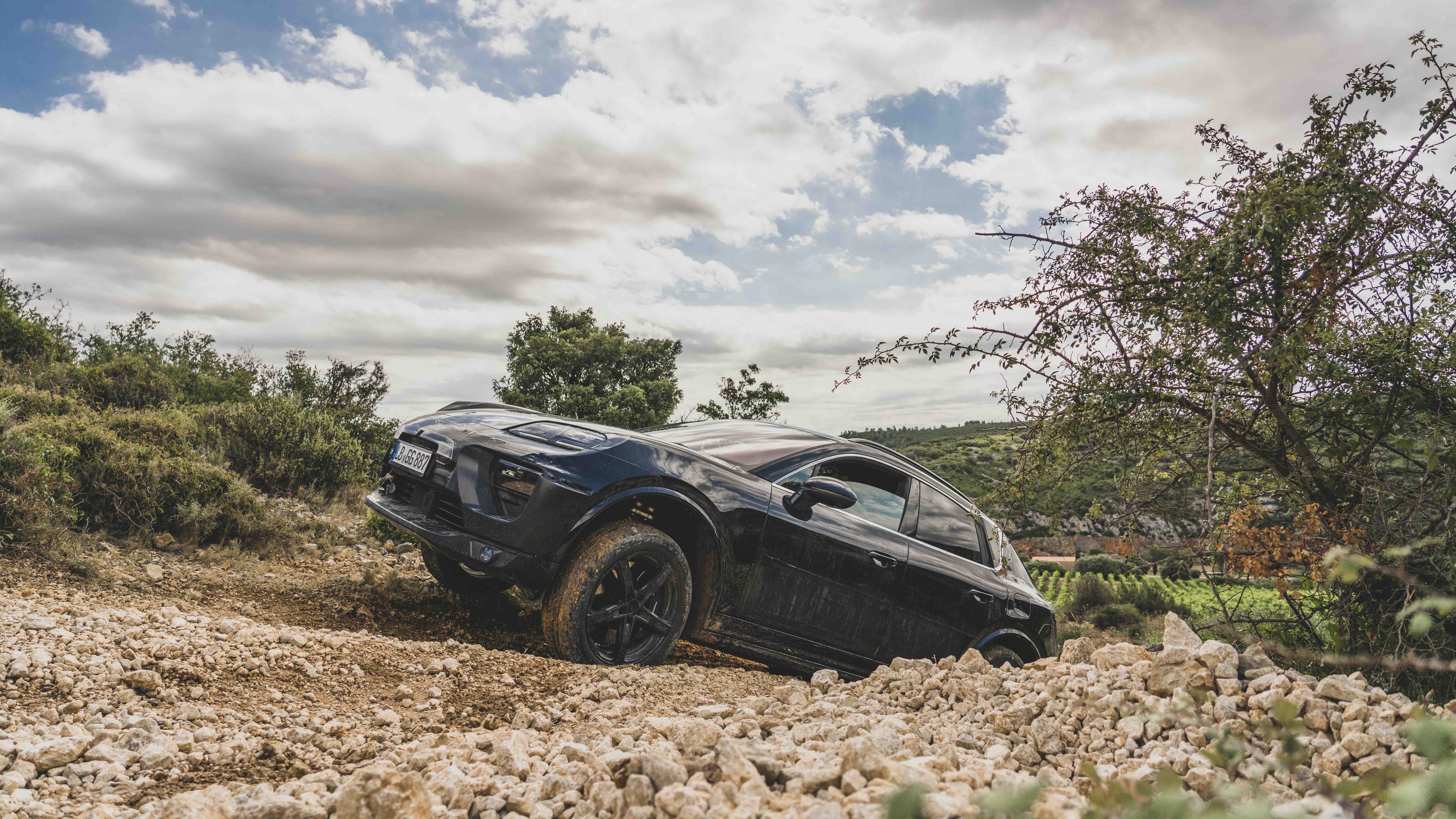 Nowy Porsche Macan EV naszpikowany technologią. Trzy ekrany i