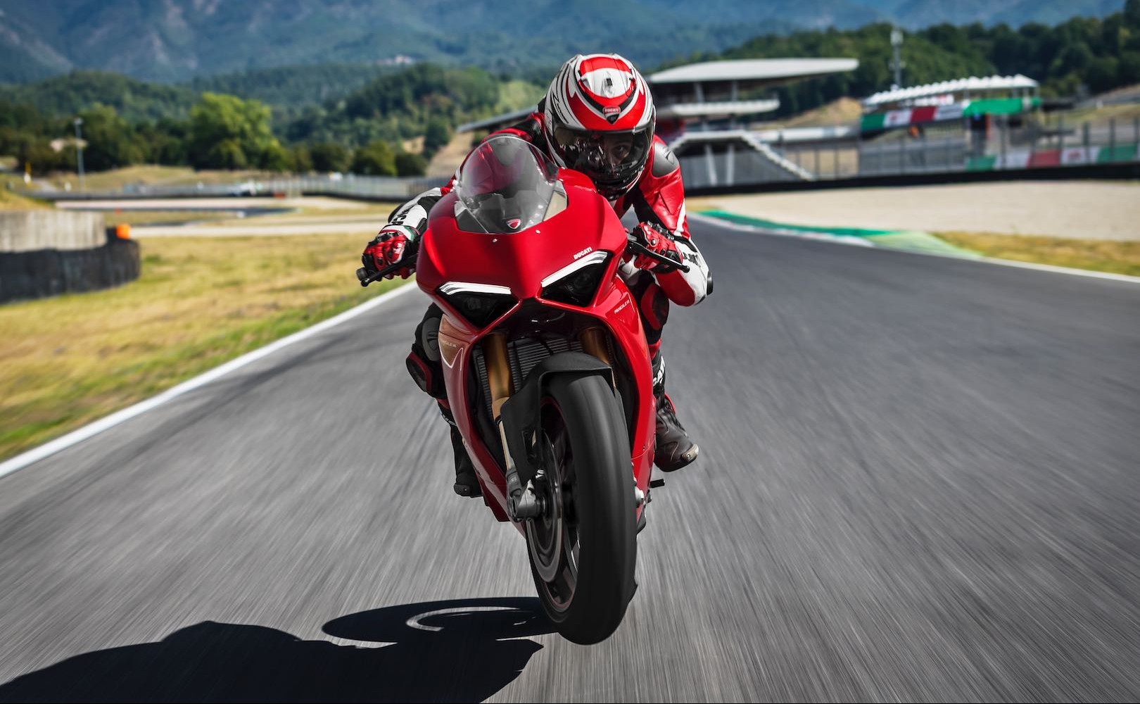 Ducati apresenta a linha 2023 da superesportiva Panigale V4 R