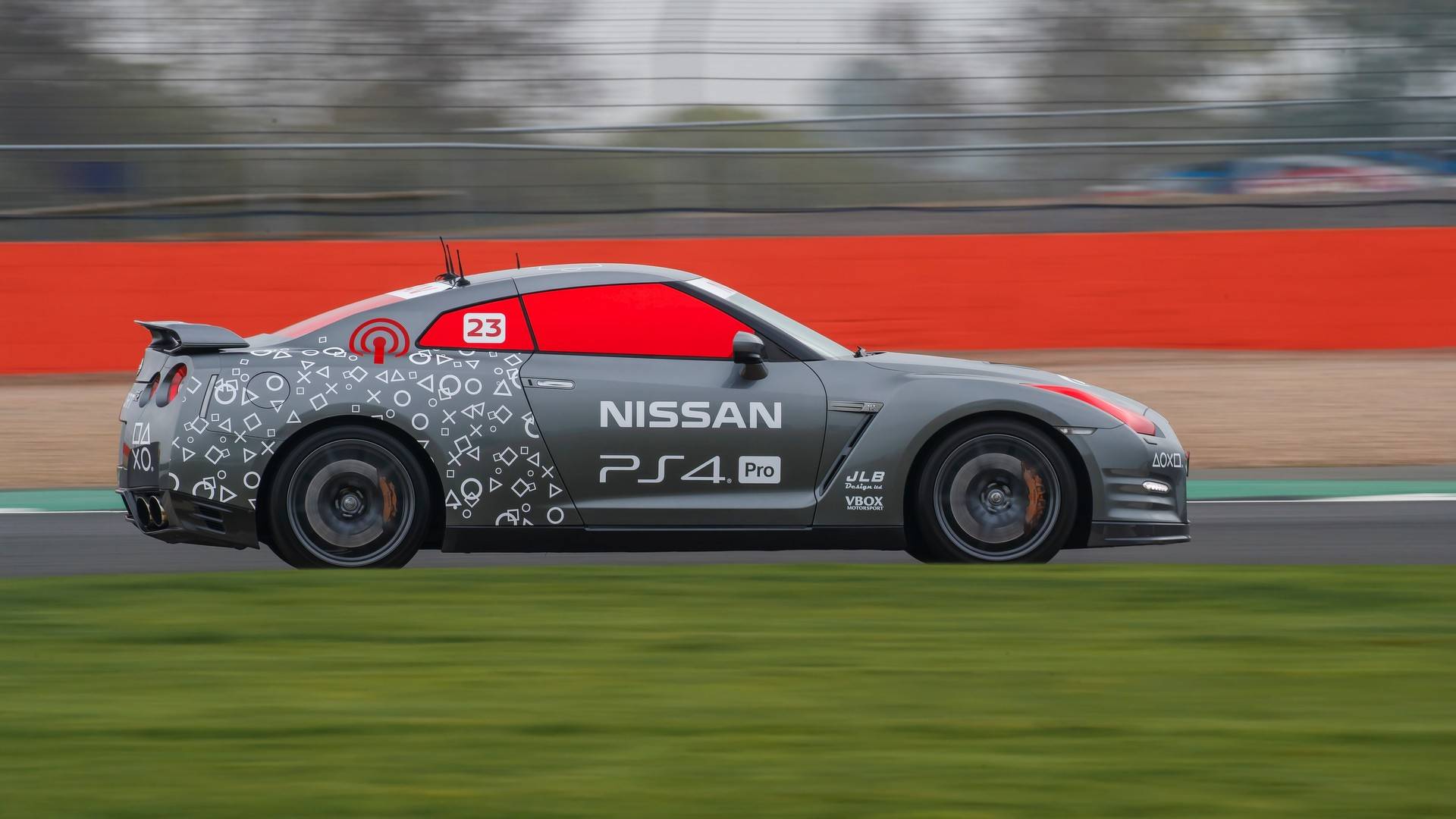 Gran Turismo da vida real! Nissan mostra carro dirigido com