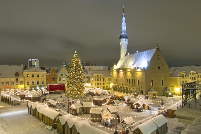 Topla volnena oblačila s skandinavskimi vzorci lahko kupimo tudi na romantičnem božičnem sejmu na ulicah Talina. (Foto: Alan Alajaan/Tallin City Tourist Office & Convention Bureau)