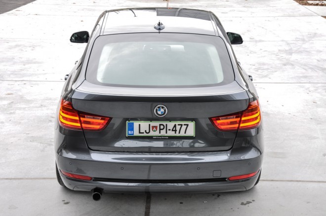 BMW 3GT - Gran Turismo - Zadek avtomobila deluje impozantno in močno spominja na nekatere večje predstavnike te blagovne znamke.